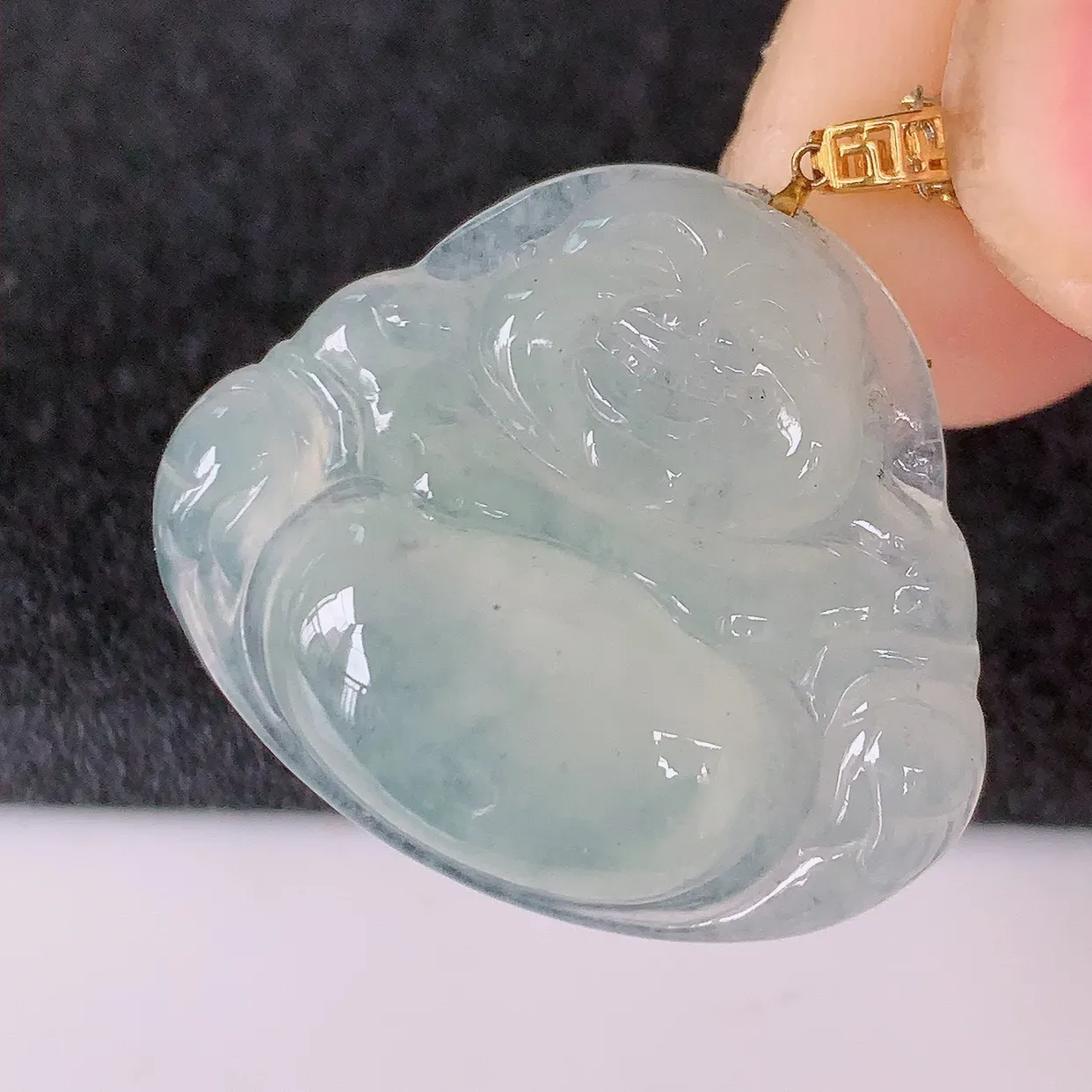 自然光实拍，18K金镶嵌冰种翡翠玉佛公吊坠，款式新颖，佩戴效果时尚出众，尽显气质，玉质细腻，美感十足。#41.24整体28裸石26.5*22.5*5.2