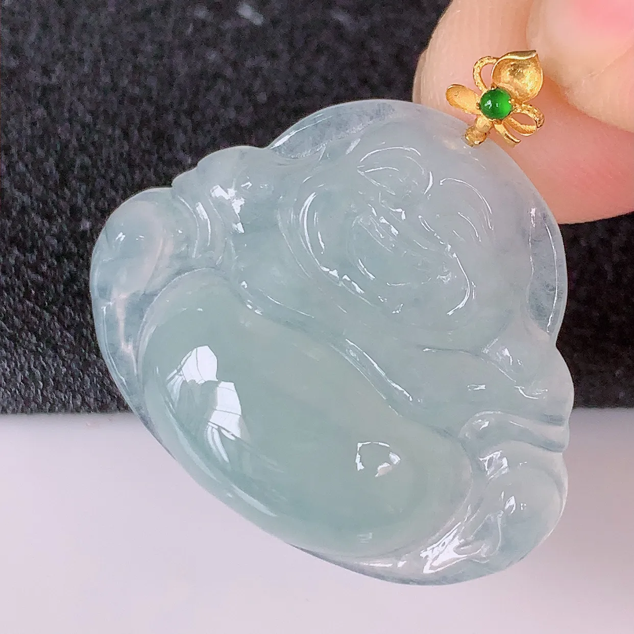 自然光实拍，18K金镶嵌冰种翡翠佛公吊坠，冰透饱满， 佛公亦保平安，寓意有福（佛公）相伴，品相佳，配