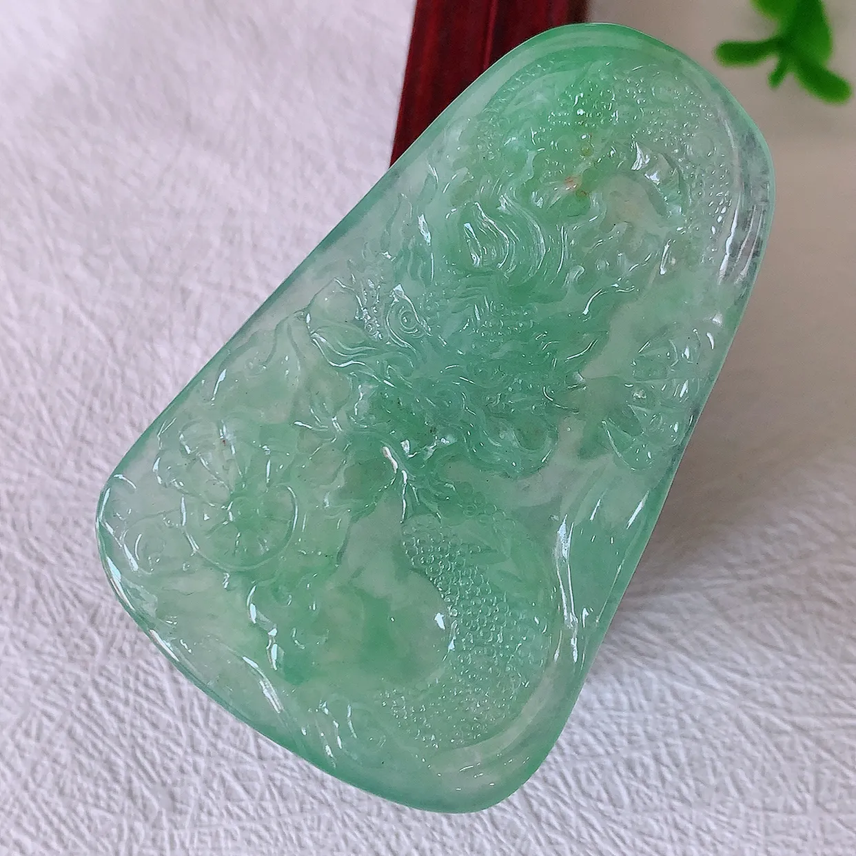 自然光实拍，精雕冰种满绿翡翠龙牌吊坠，龙行天下，雕工立体精湛，翡翠龙牌，种老水足，配戴霸气时尚，值得收藏!#60.26