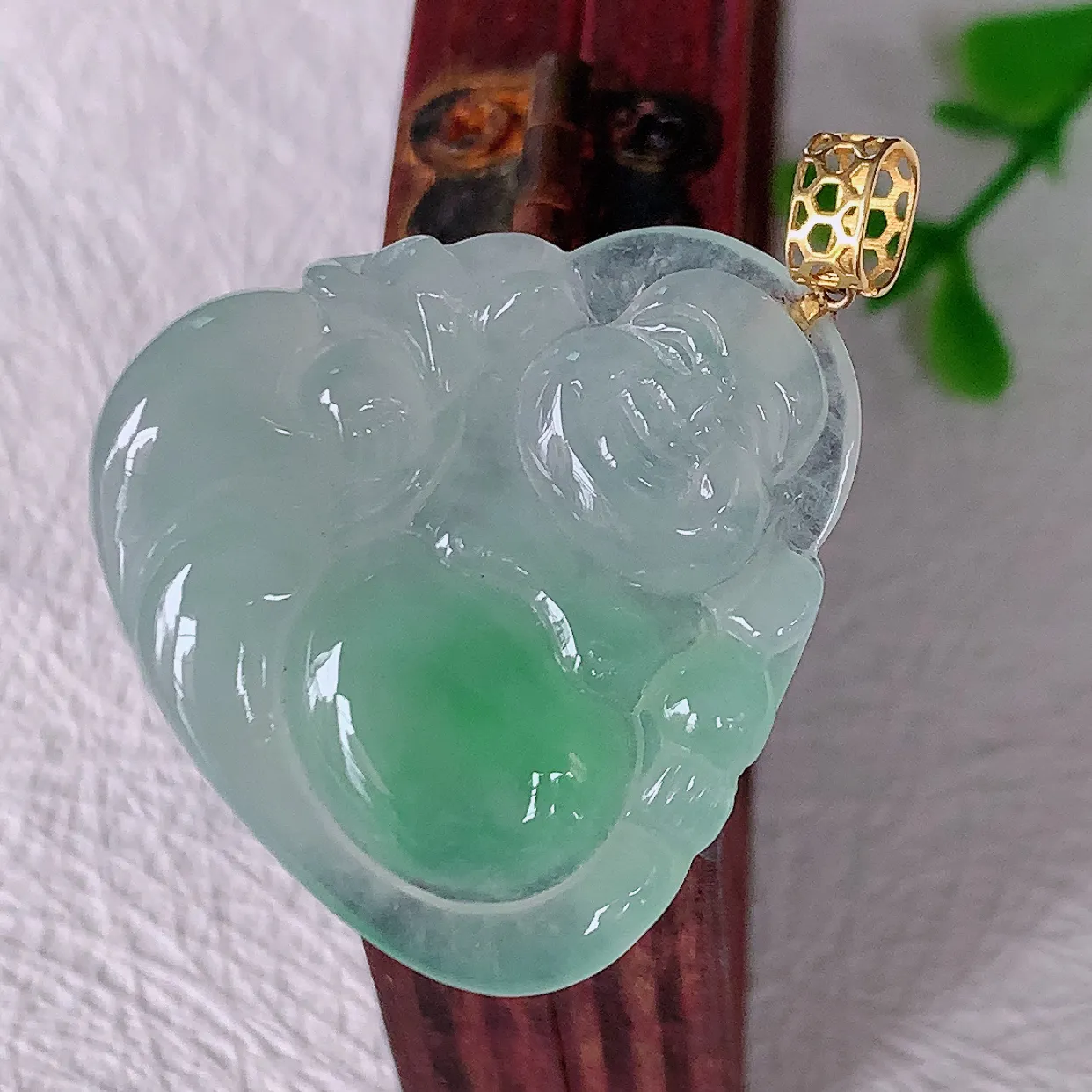 自然光实拍，18K金镶嵌冰种飘绿翡翠逍遥布袋佛吊坠，代代有钱，水足丰盈，盈满欢喜，配戴送礼佳品！#1