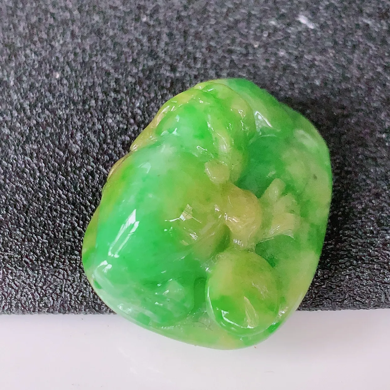 自然光实拍，水润黄加绿翡翠招财金蟾吊坠，翠色灵动，玉质细腻，颜色漂亮，品相佳，佩戴佳品！#02.24