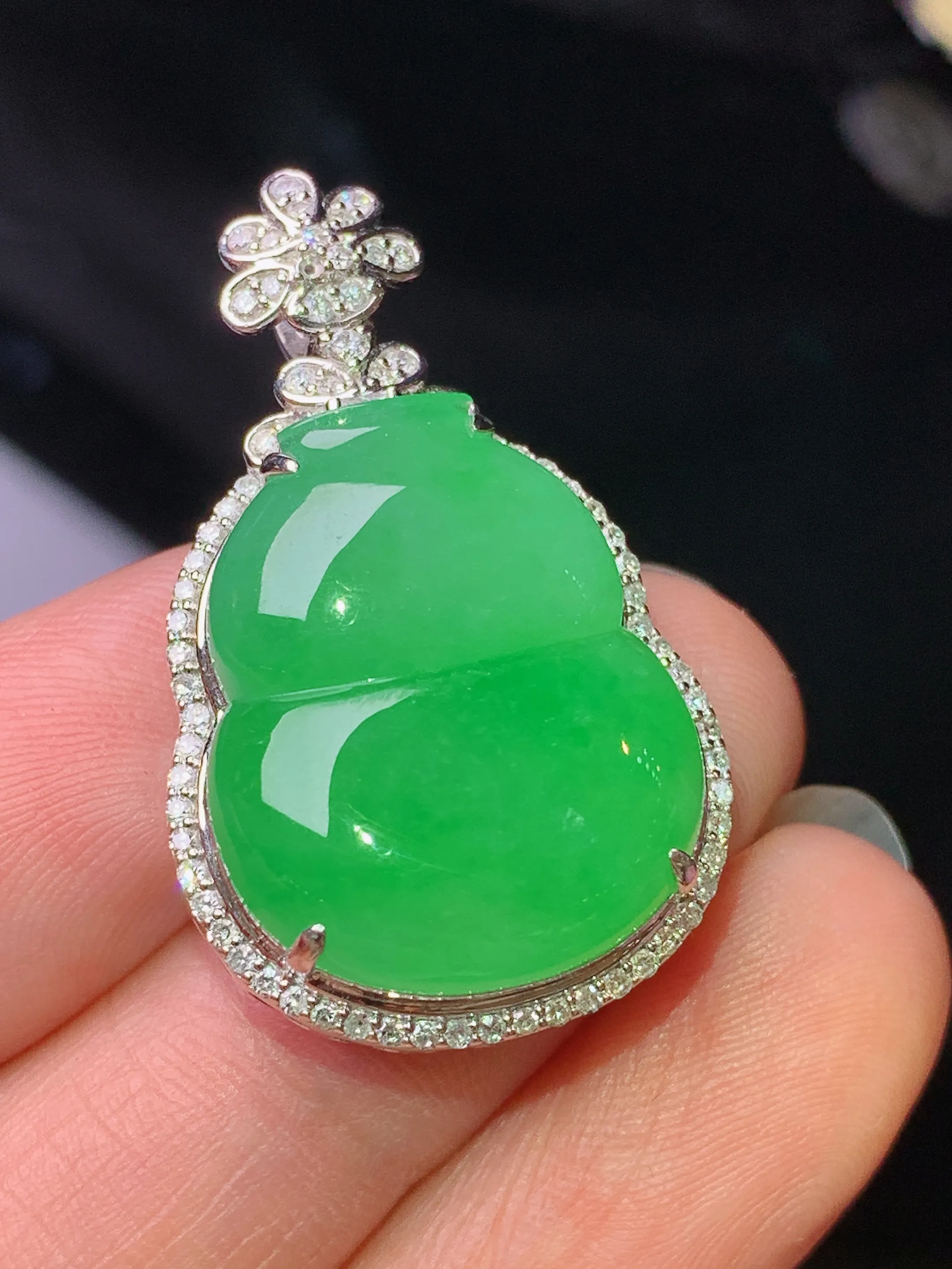 18k金钻镶嵌满绿葫芦吊坠 玉质细腻 色泽清新艳丽 整体尺寸32.5*19.7*9.2