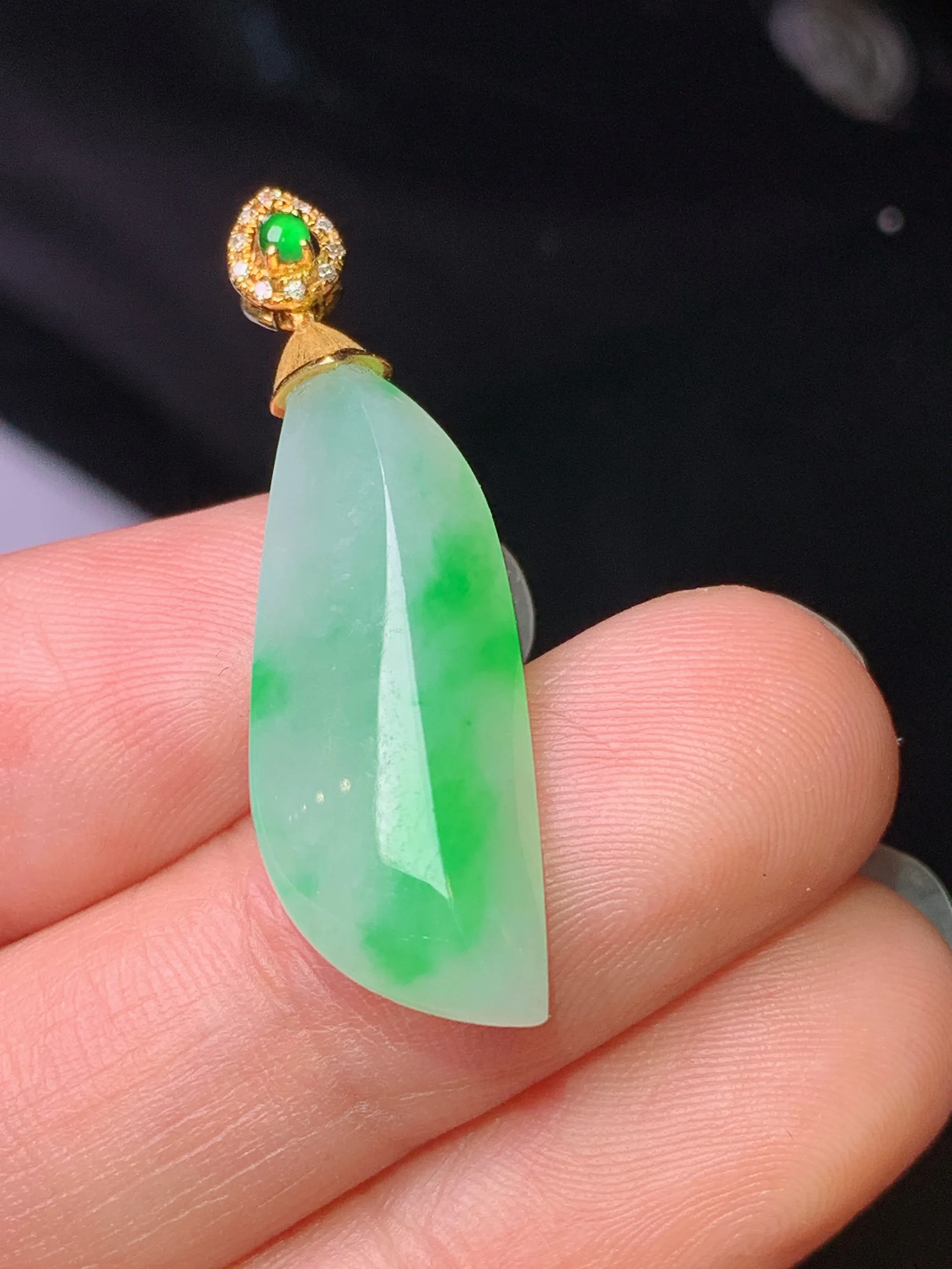 18k金钻镶嵌飘绿随形吊坠 玉质细腻 色泽清新艳丽 整体尺寸34.2*10*6