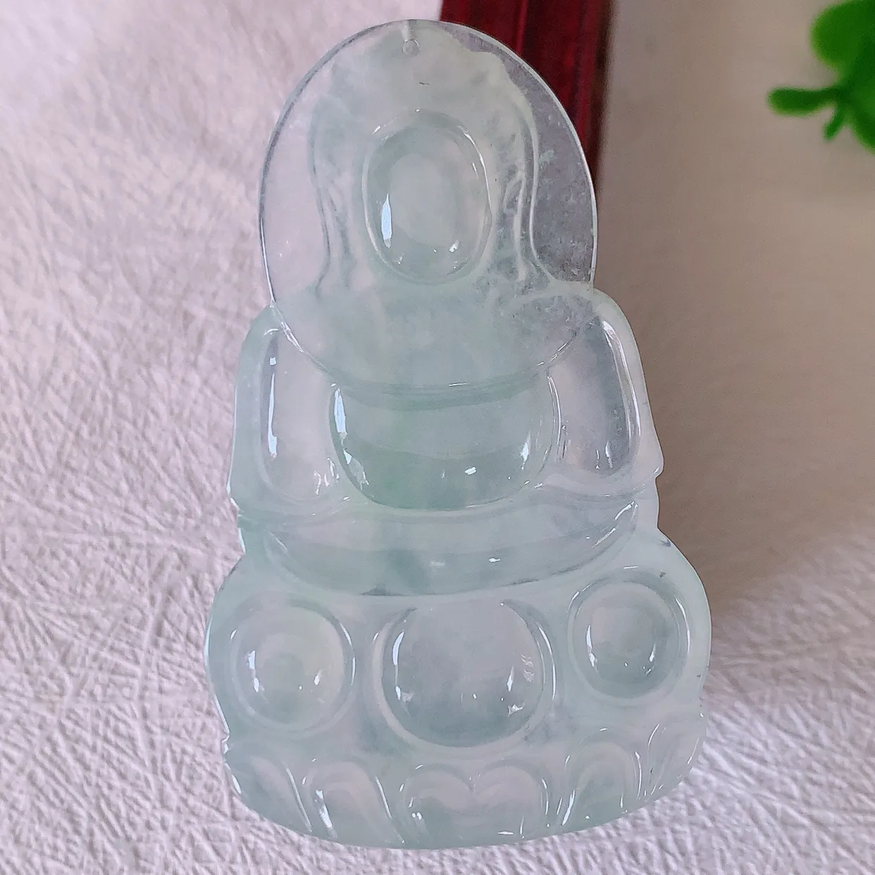 自然光实拍，冰种翡翠观音菩萨吊坠，赐福翡翠观音，冰透，起强玻璃光泽，观音面相慈祥，雕琢细致，佩戴气质！#60.26