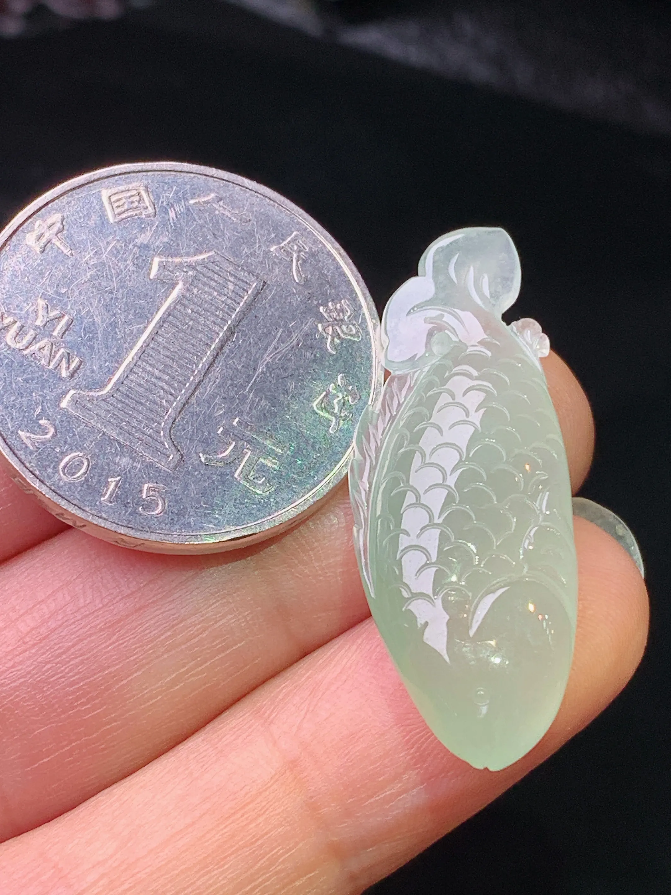 冰种金鱼吊坠 玉质细腻 色泽清新艳丽 整体尺寸33*12.6*5.8