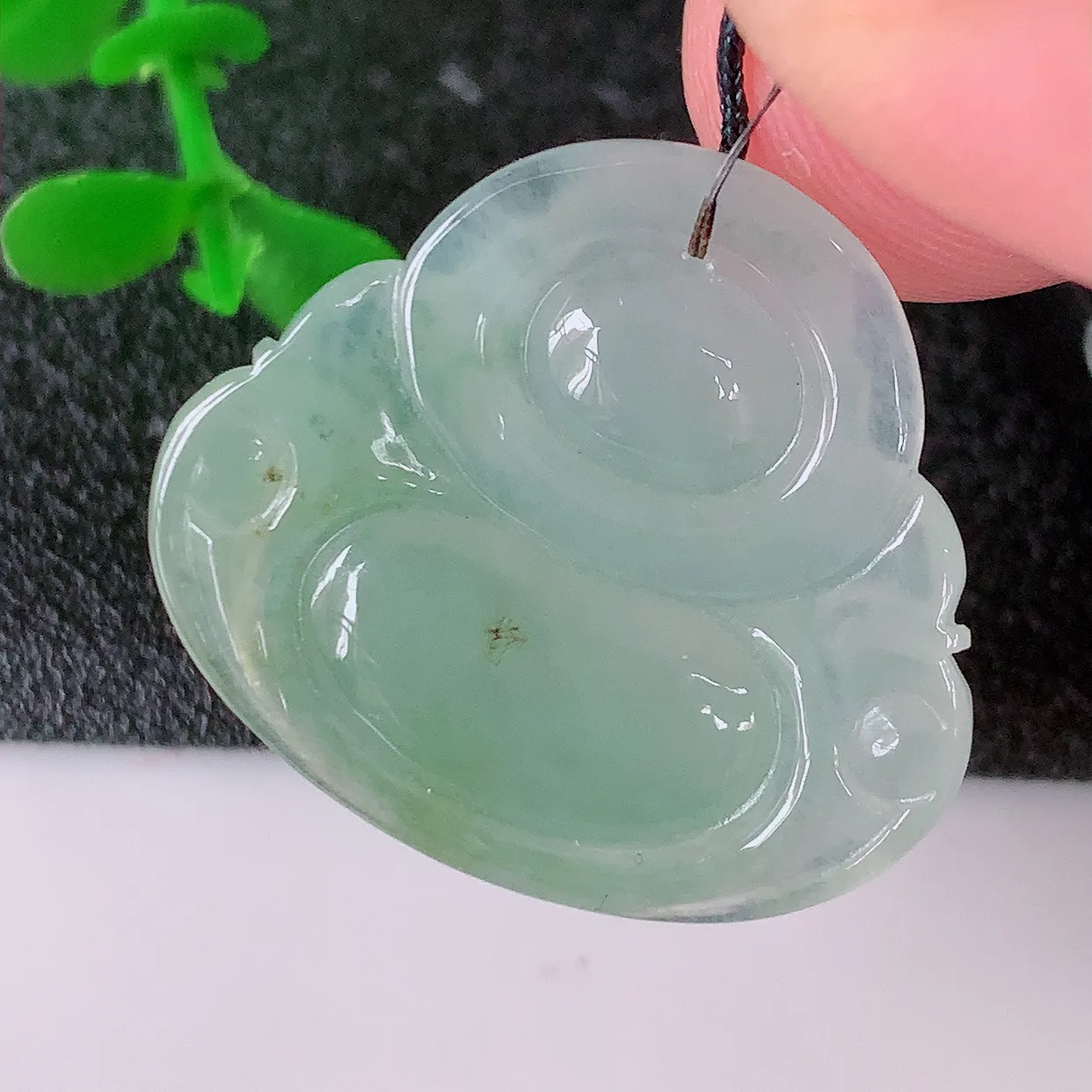 自然光实拍，冰种淡绿翡翠佛公吊坠，水灵起胶，翠色迷人，佛公在心中，一生平安，饱满圆润，开怀大笑佛公，配戴灵气十足！#46.24