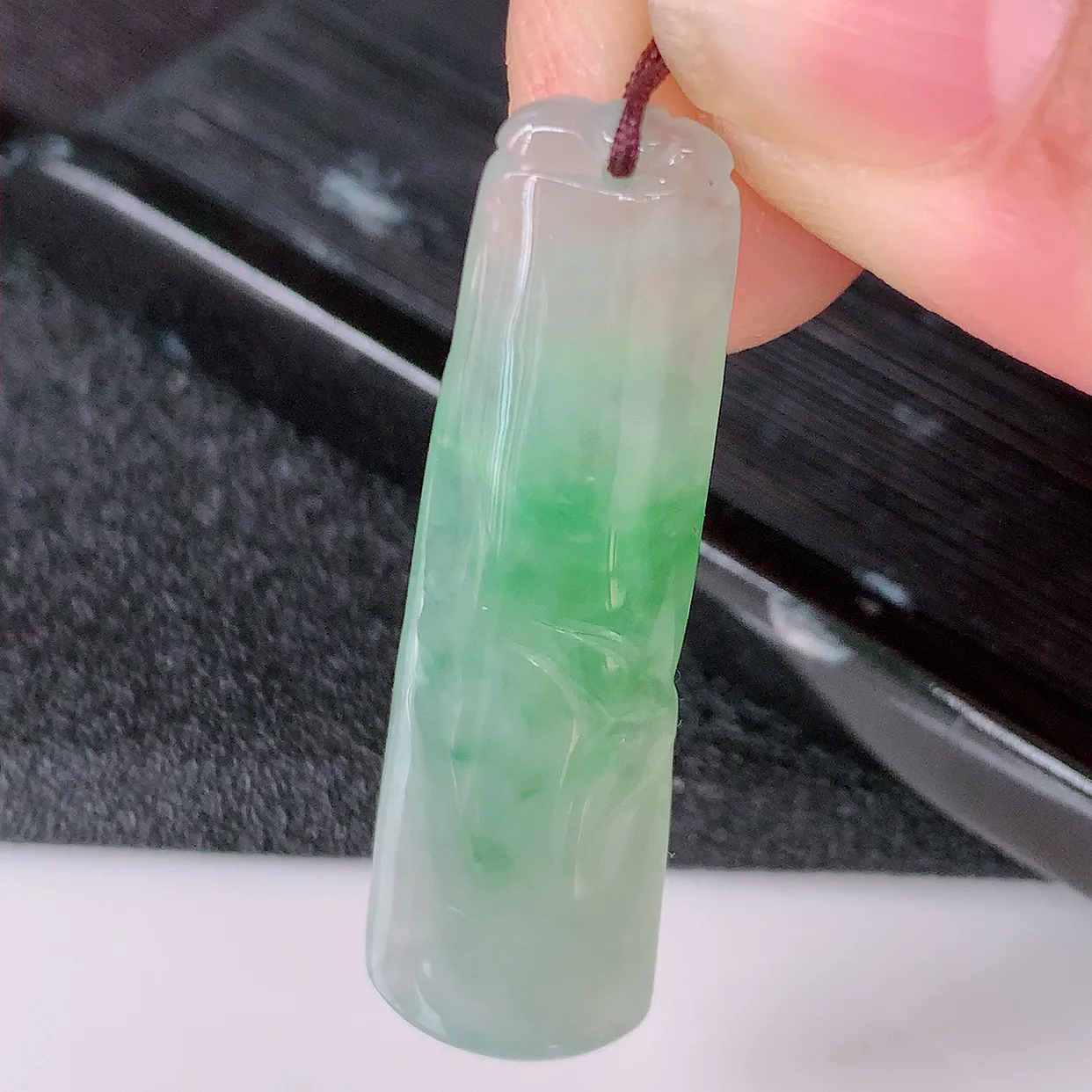 自然光实拍，冰种飘绿翡翠节节高竹节玉坠，款式时尚大方，竹节寓意好，佩戴事业，学业节节高升！#57.24