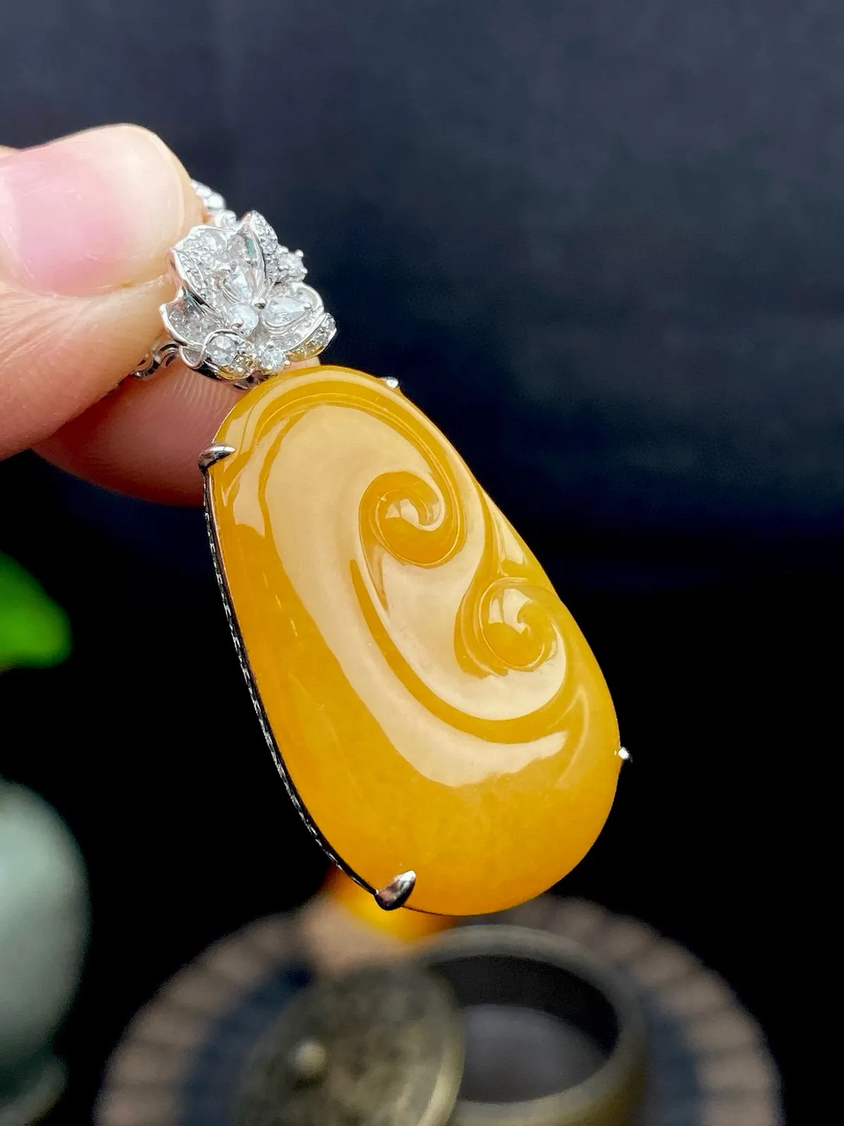 【冰种黄翡如意吊坠】种水很好，颜色漂亮，冰润通透，晶莹闪亮，18K金钻镶嵌，裸石尺寸29.1*18.