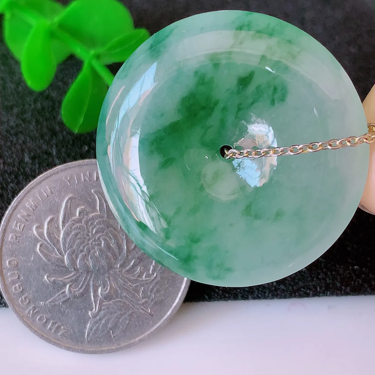 自然光实拍，冰种飘花翡翠平安扣吊坠，冰透，灵动飘逸，寓意平平安安，平安扣佩戴端庄漂亮！#60.26