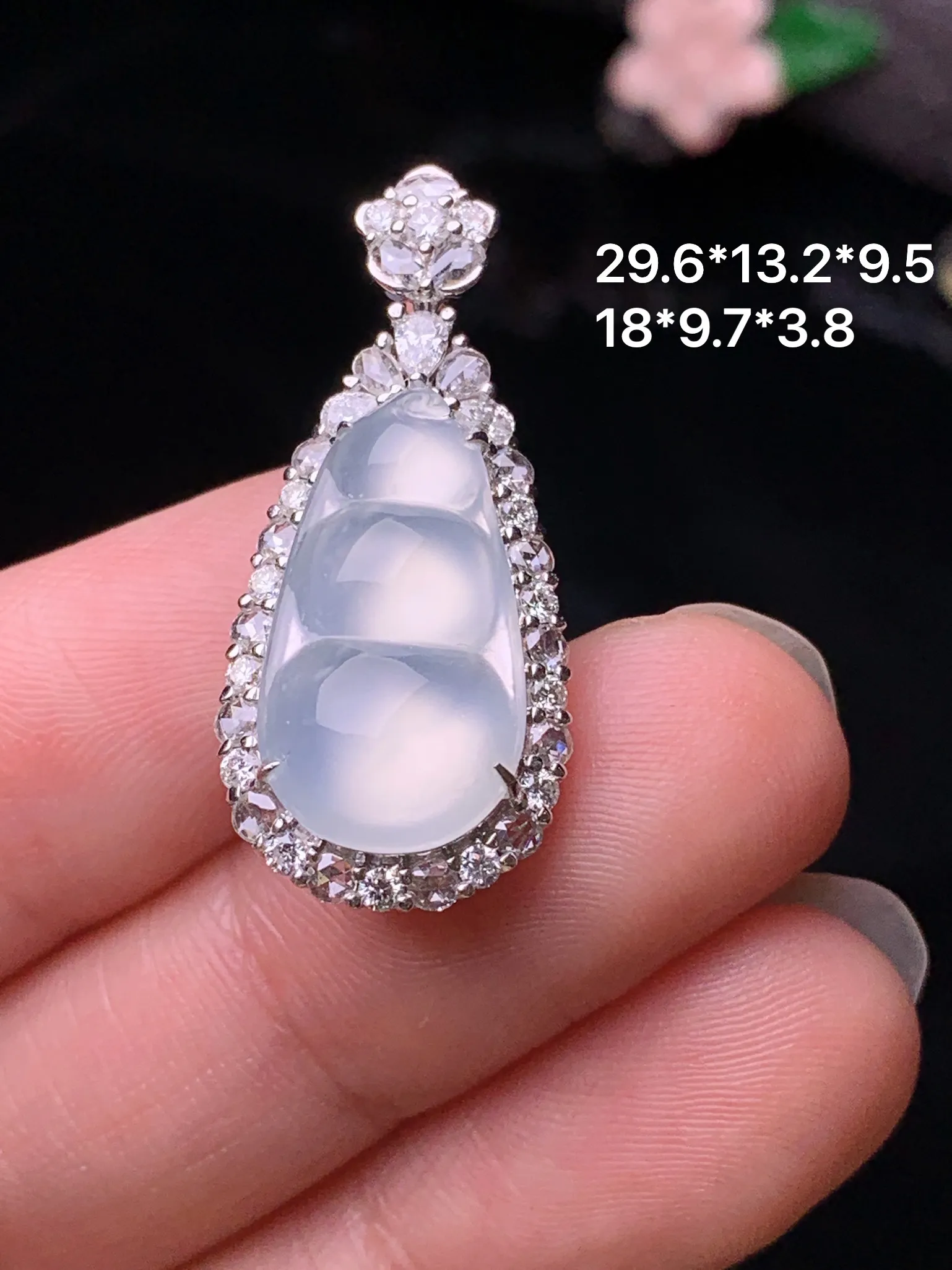 18k金钻镶嵌冰种四季豆吊坠 玉质细腻 色泽清新艳丽 整体尺寸29.6*13.2*9.5