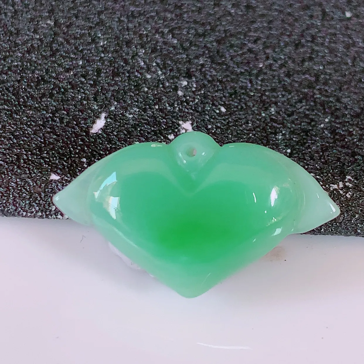 自然光实拍，冰润满绿翡翠爱心吊坠，翠色灵动，佩戴效果时尚出众，尽显气质，玉质细腻，美感十足。#46.26