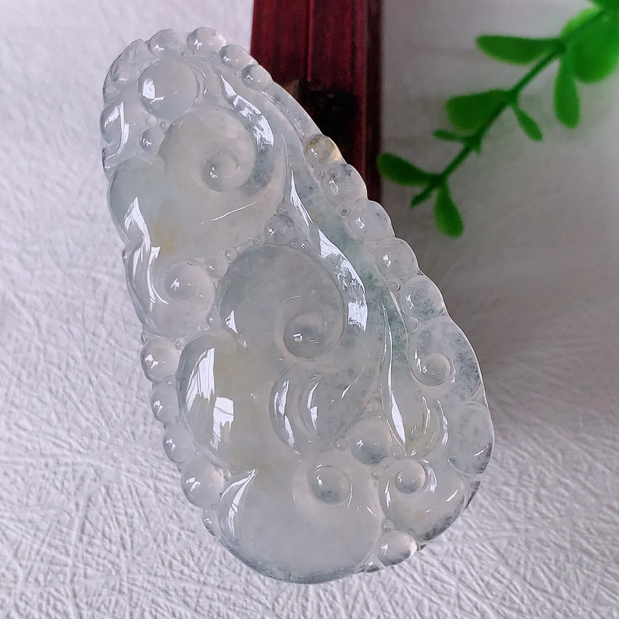 自然光实拍，冰种黄翡翡翠如意吊坠，上身效果非常美，饱满大气，工艺美，万事如意，如意一生，#46.24