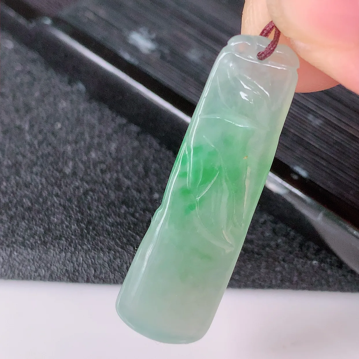 自然光实拍，冰种飘绿翡翠节节高竹节玉坠，款式时尚大方，竹节寓意好，佩戴事业，学业节节高升！#57.24