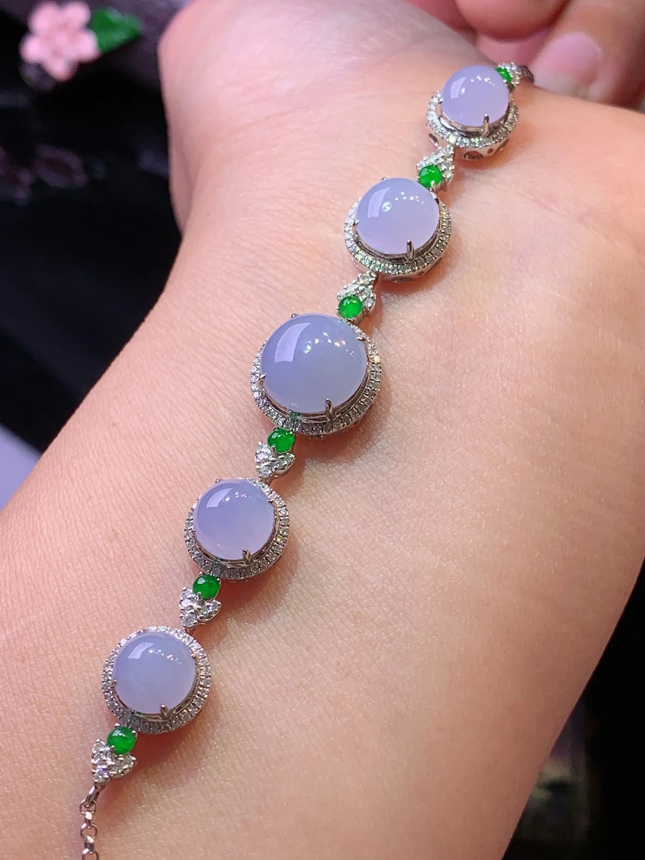 18k金钻镶嵌紫罗兰蛋面手链 玉质细腻 色泽清新艳丽 整体尺寸80.6*11.8*7.2