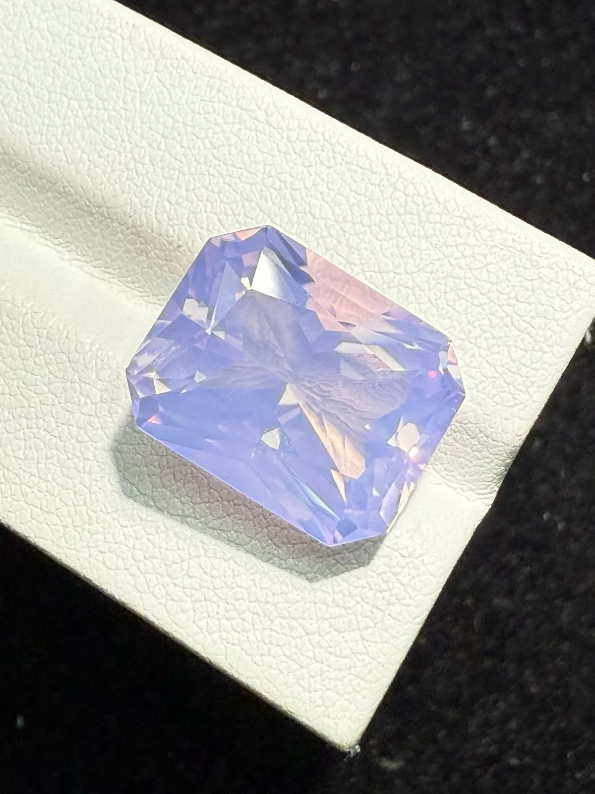 【高端珠宝】天然极美浪漫薰衣草紫晶裸石
重量: 14.16ct  规格: 16.4*12.9*10.2毫米
精湛切工，满身火彩
台面大，实物更美，可以代镶嵌设计。