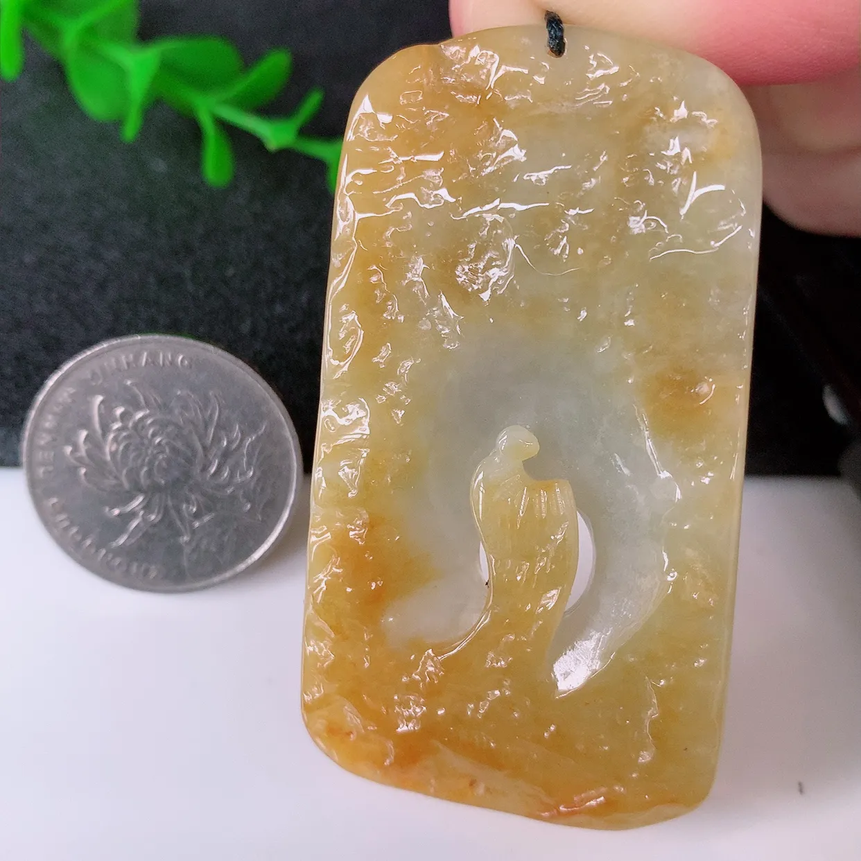 自然光实拍，特色镂空雕黄翡悟道吊坠，翡翠悟道寓意“祥和，安宁，吉祥，幸福”，佩戴效果优雅迷人，性价比超高！#60.24