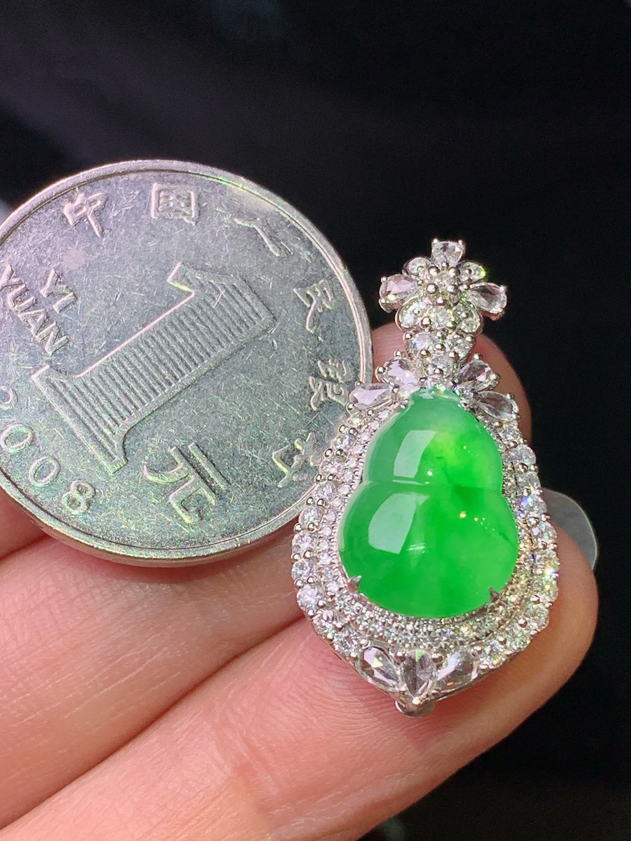 18k金钻镶嵌满绿葫芦吊坠 玉质细腻 色泽清新艳丽 整体尺寸28.2*14.8*9.7
