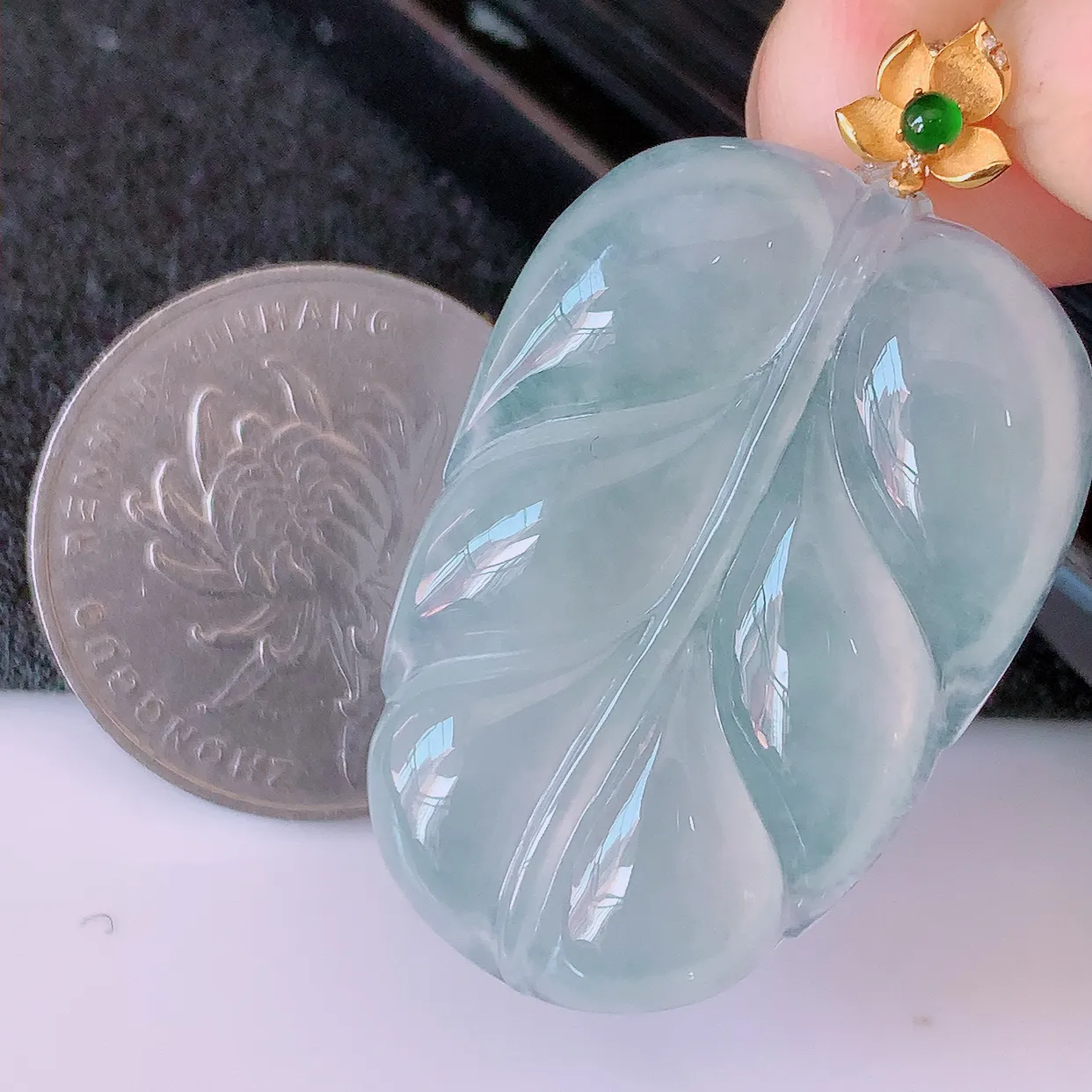 自然光实拍，18K金镶嵌冰种翡翠叶子吊坠，寓意“大业有成，一夜成名，金枝玉叶”水润叶子，翡翠叶子，清秀高雅，性价比超值！#02.26整体39.5裸石33.5*23*5