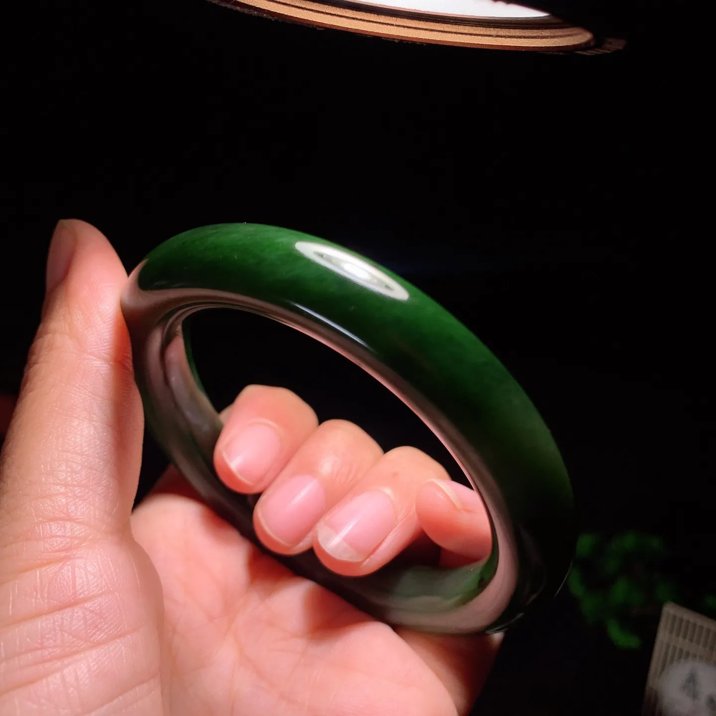 59圈口和田玉菠菜绿俄罗斯碧玉圆条手镯。59圈口条宽12厚12重72.5克 玉质细腻油润。手推出油。佩戴高端典雅。lt251225