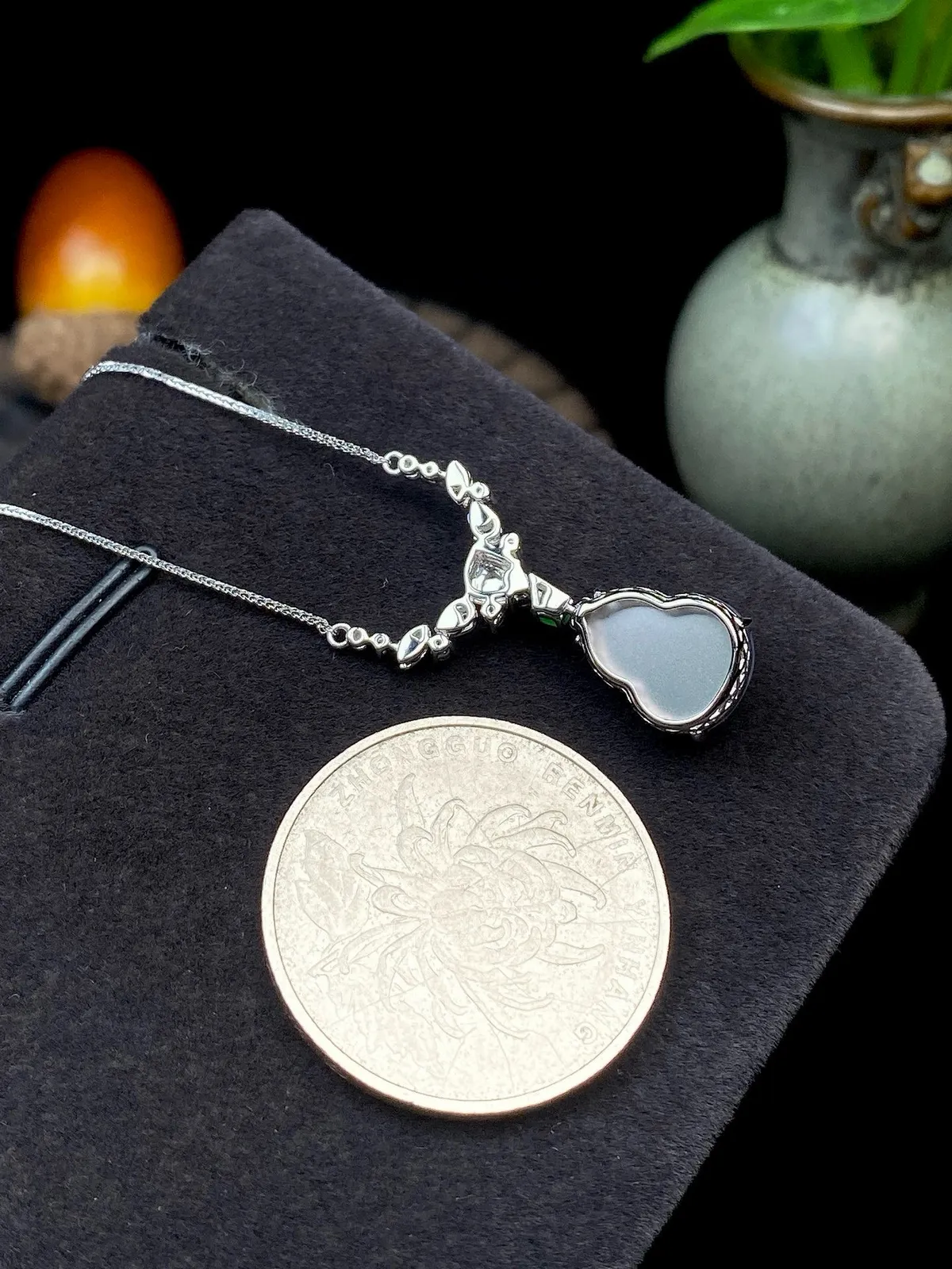 【冰种紫葫芦吊坠】质地细腻，冰透纯净，唯美漂亮，珍藏品质，18K金钻镶嵌，裸石尺寸12*9.1*4.4毫米，佩戴很漂亮。