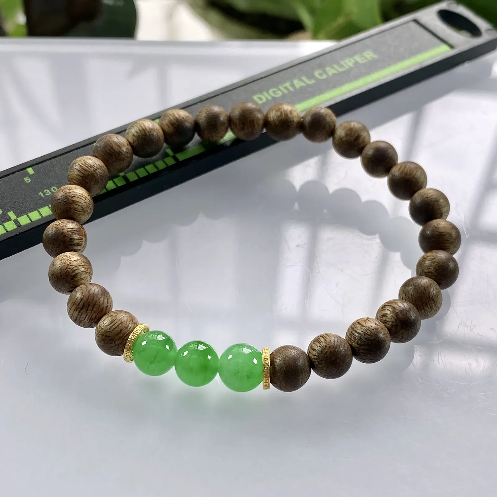 收藏级别，缅甸天然翡翠A货，卡7冰绿圆珠手串手链，尺寸：7mm/3颗，重量：3.75g，隔片为18k