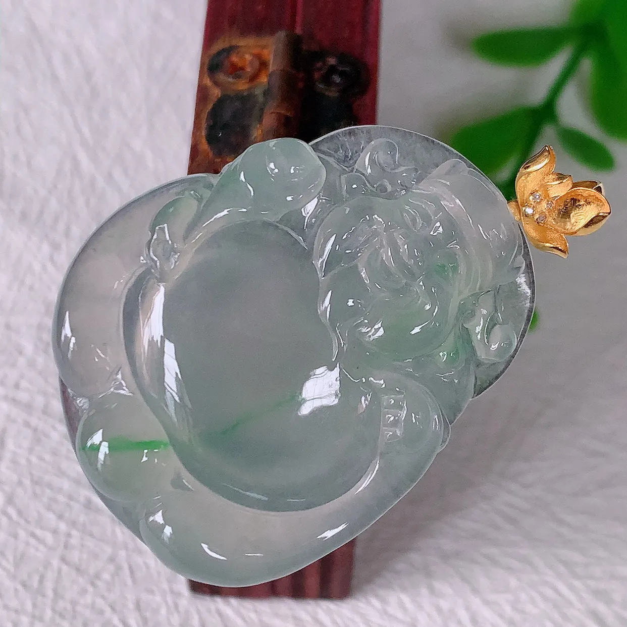 自然光实拍，18K金镶嵌冰种飘绿翡翠招财财神爷吊坠，财神到你家里来，年年月月发大财，形态极为讨喜， 佩戴效果招财迷人#1.24整体39裸石33*26.5*5.6