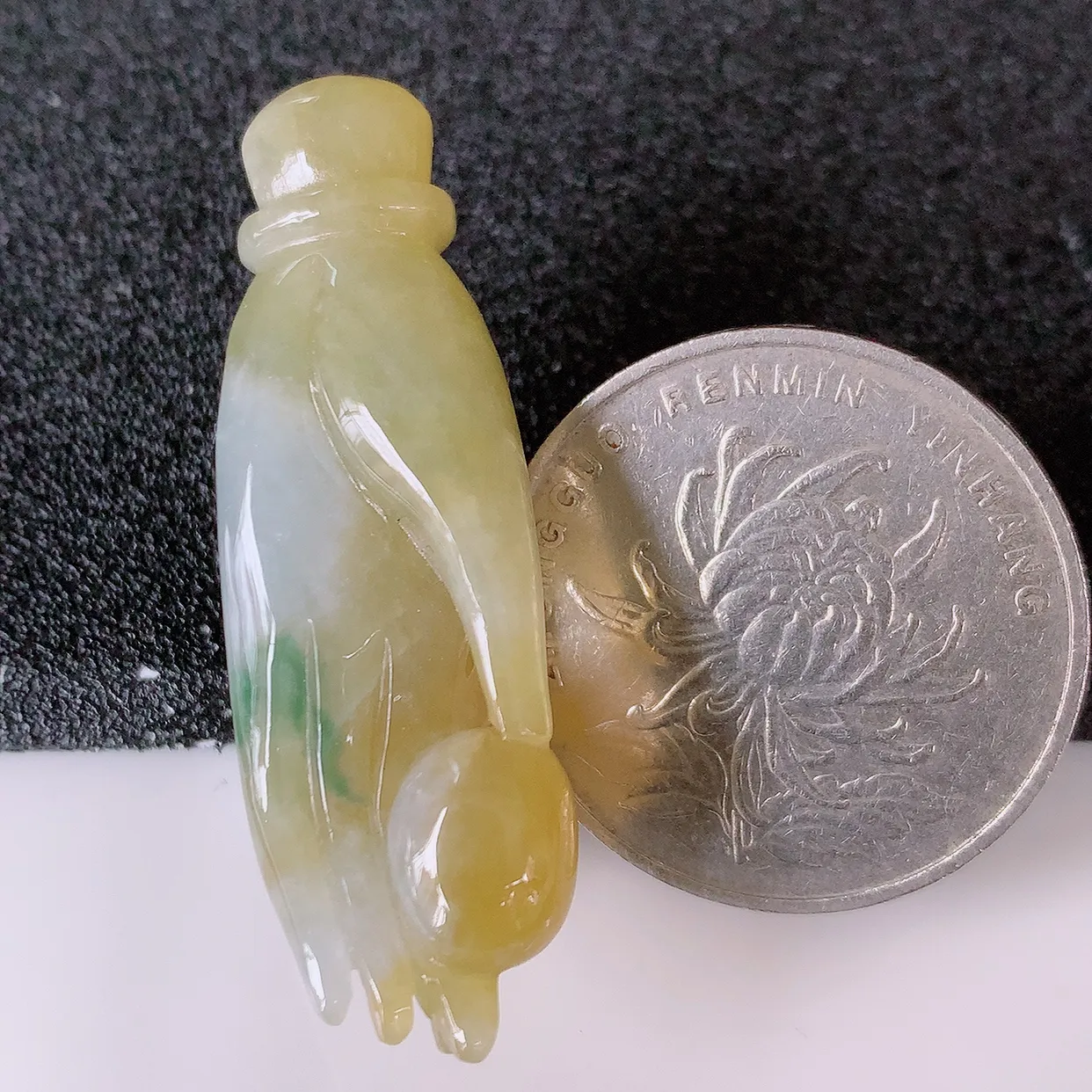 自然光实拍，冰黄加绿翡翠掌上明珠吊坠，三彩翠色灵动，佩戴效果时尚出众，尽显气质，玉质细腻，美感十足。#01.24