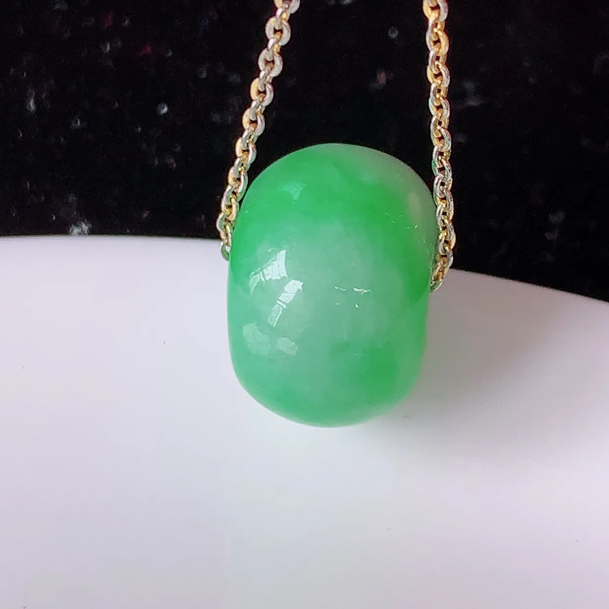 自然光实拍，冰润飘绿翡翠路路通吊坠，寓意时来运转、财源滚滚，款式新颖时尚，日常百搭的款！配图银链#05.24