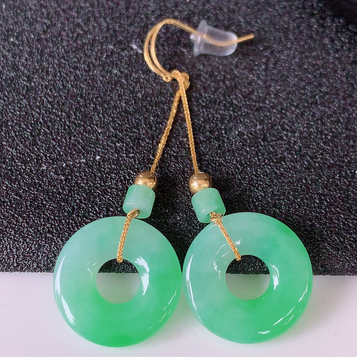 18k金镶嵌冰飘绿翡翠平安扣耳坠，沁人心脾，耳坠佩戴效果大气出众，尽显气质。种水好，胶感足，颜相当漂亮，高性价比，值得入手品鉴！#41.24整体49裸石15-2.8