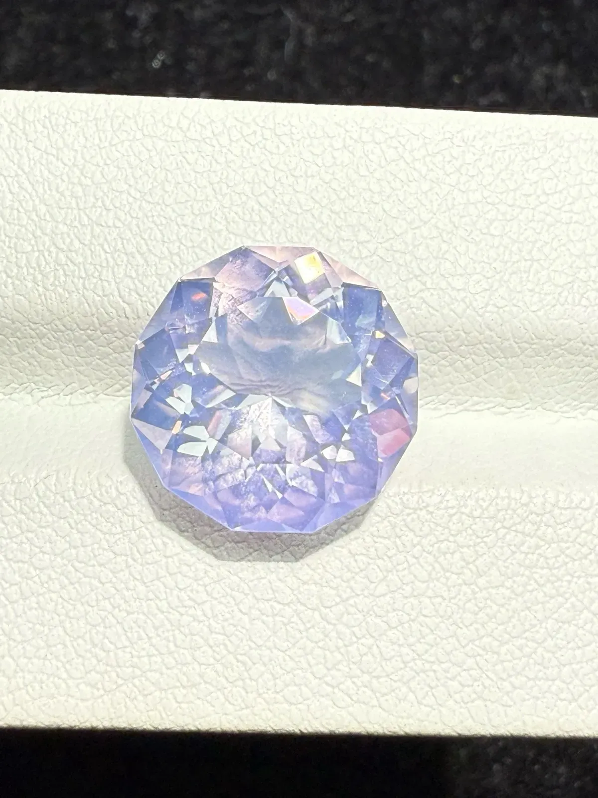 【高端珠宝】天然极美浪漫薰衣草紫晶裸石
重量: 7.675ct  规格: 12.9*13*8.7毫米
精湛切工，满身火彩
台面大，实物更美，可以代镶嵌设计。