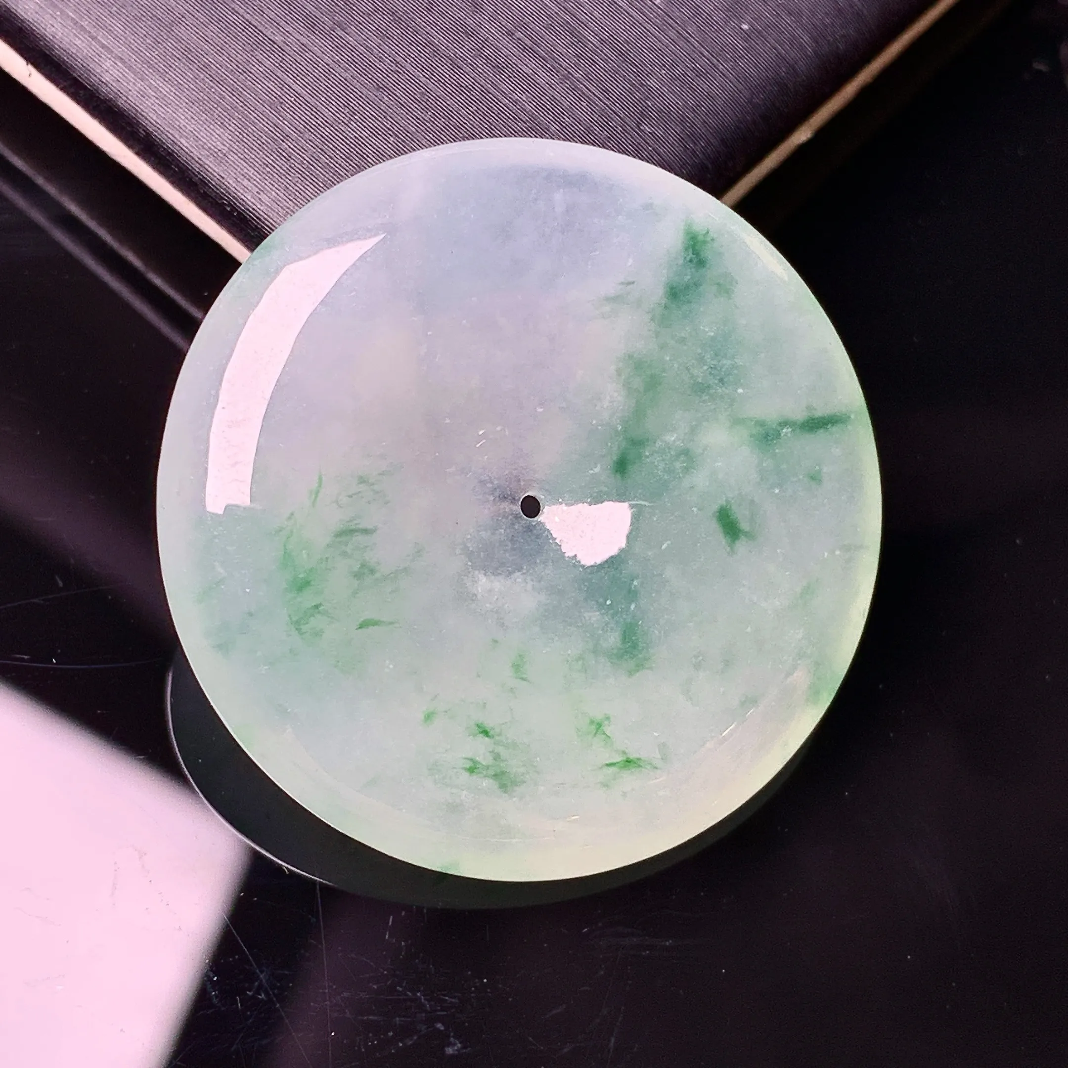 冰种飘绿平安扣吊坠 玉质细腻 色泽清新艳丽 整体尺寸29.5*5.3