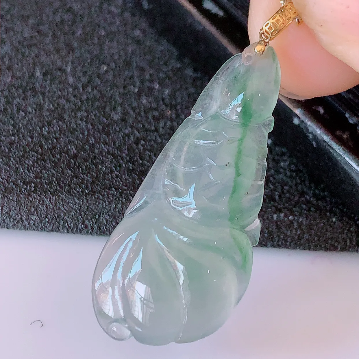 自然光实拍，18K金镶嵌冰种飘花翡翠年年有余，自由自在玉吊坠，寓意财源广进，雕工婉约，栩栩如生，佩戴优雅迷人！#1.26