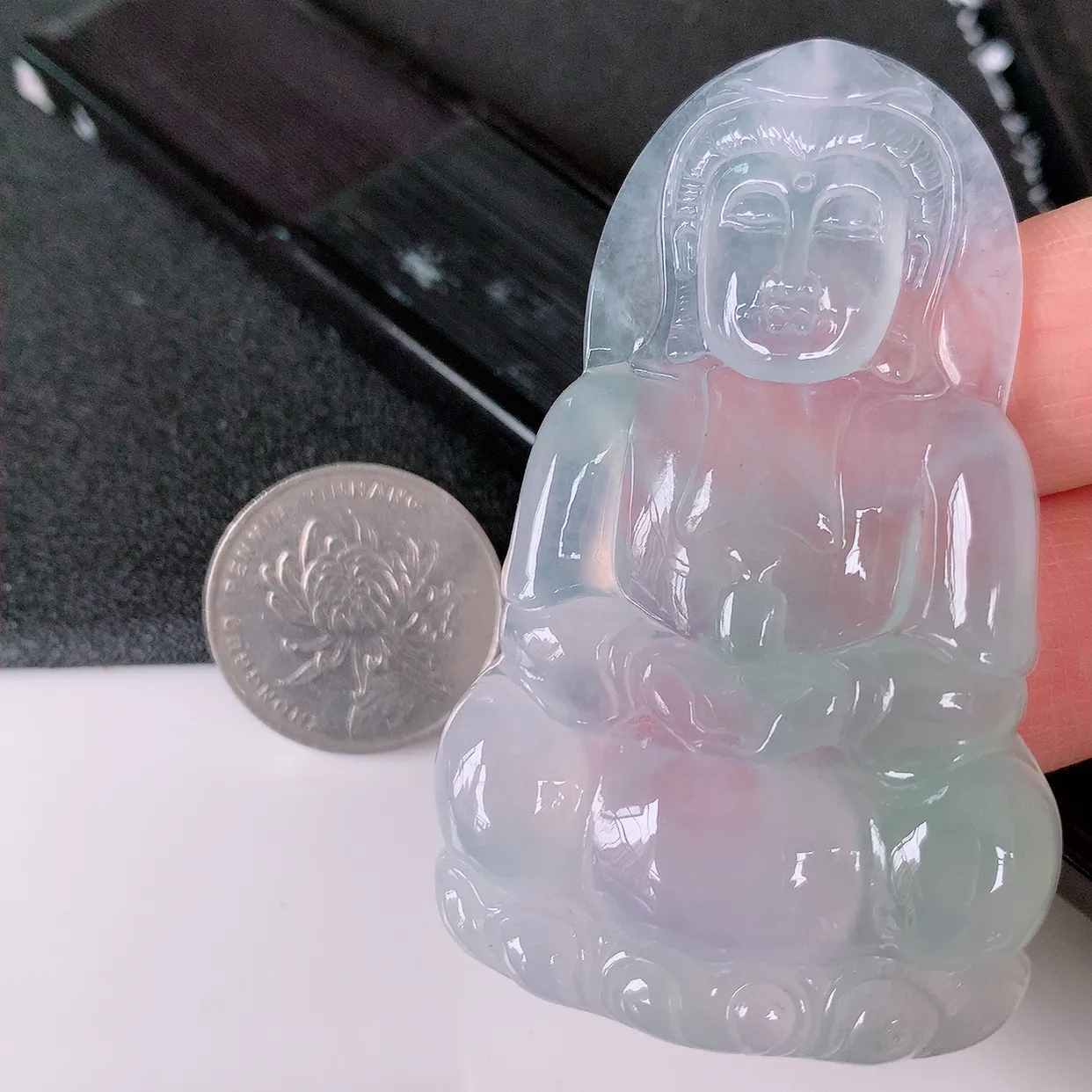 自然光实拍，大件冰种翡翠正装观音吊坠，赐福翡翠观音菩萨，冰透，起强玻璃光泽，观音面相慈祥，雕琢细致，佩戴气质！#