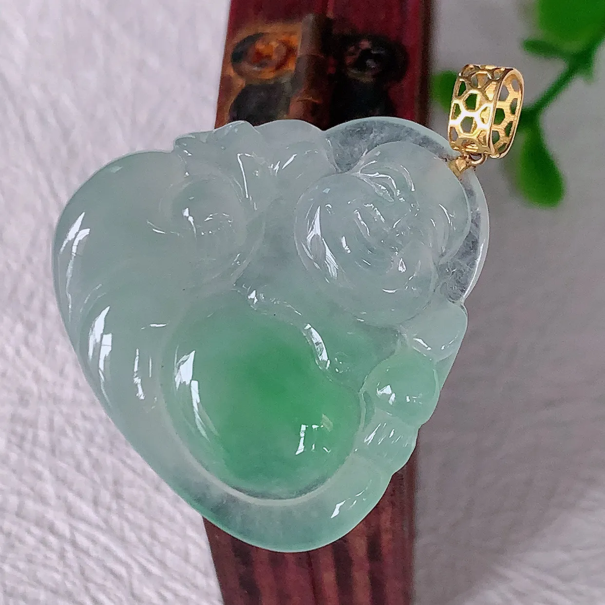 自然光实拍，18K金镶嵌冰种飘绿翡翠逍遥布袋佛吊坠，代代有钱，水足丰盈，盈满欢喜，配戴送礼佳品！#1.24整体32裸石26.5*26.5*4.6