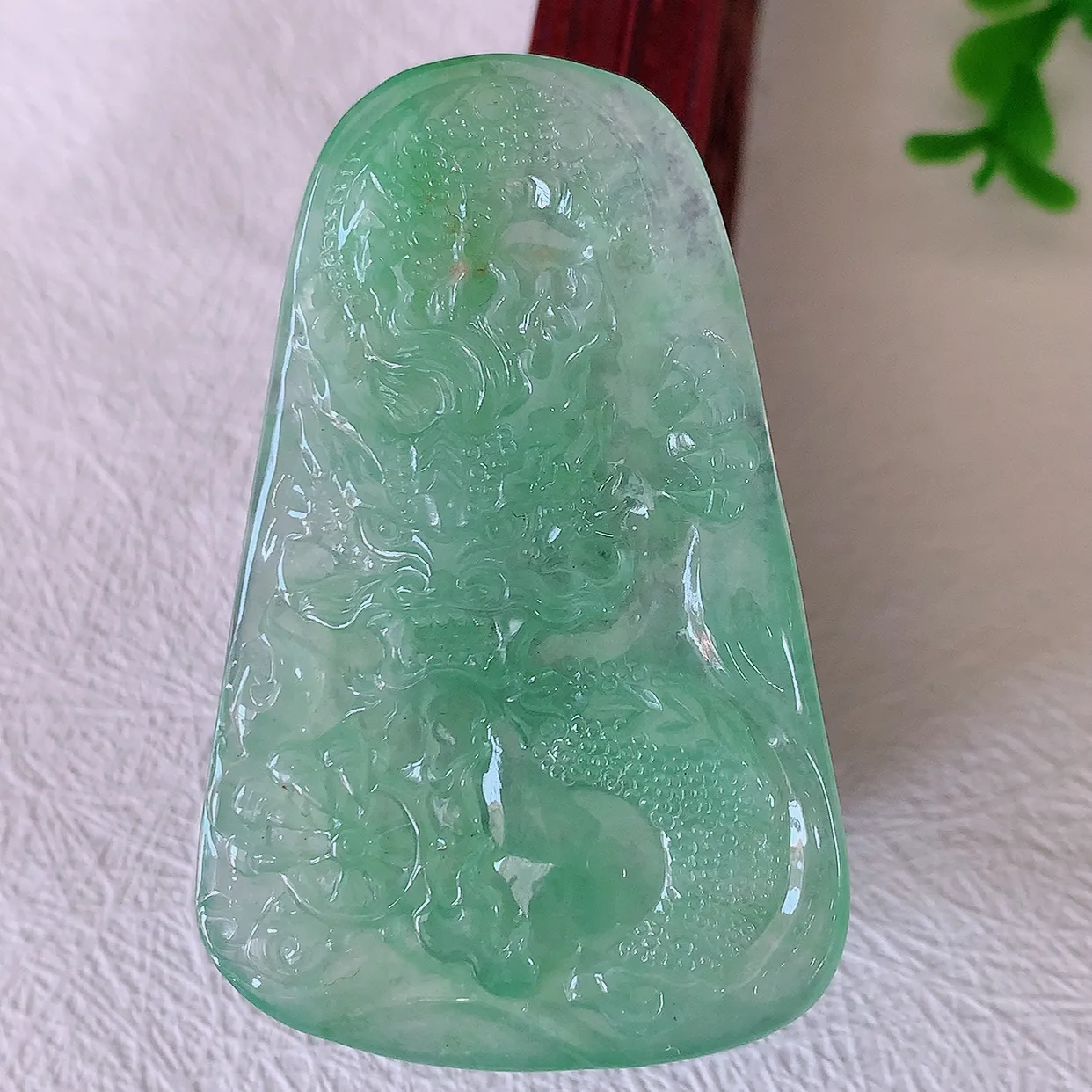 自然光实拍，精雕冰种满绿翡翠龙牌吊坠，龙行天下，雕工立体精湛，翡翠龙牌，种老水足，配戴霸气时尚，值得收藏!#60.26