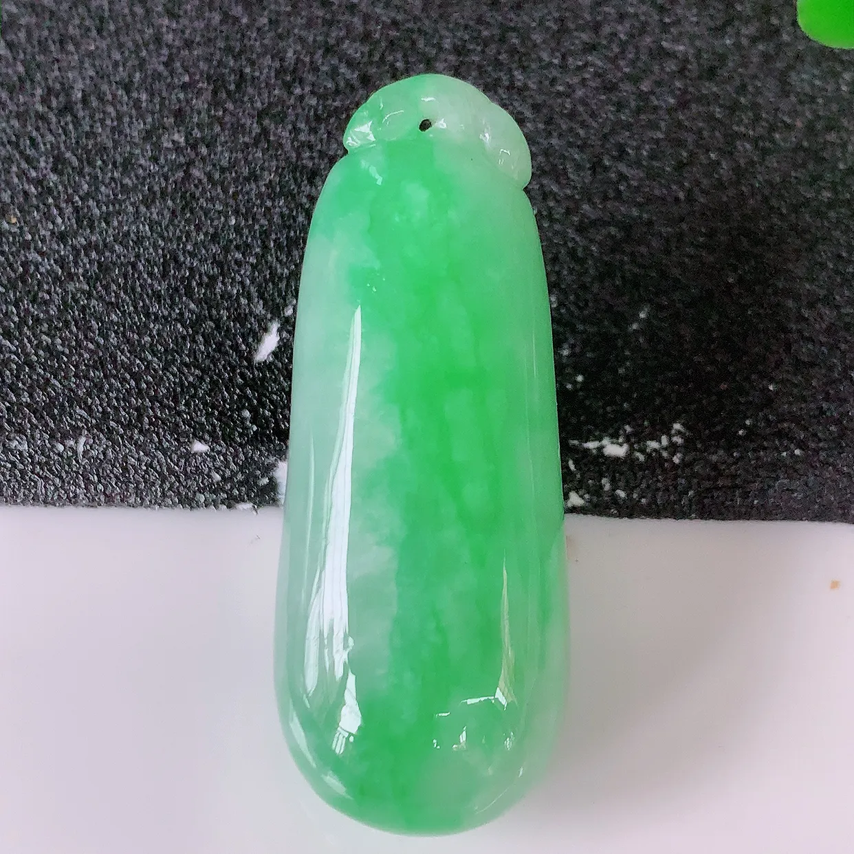 自然光实拍，冰润飘绿翡翠福瓜吊坠，寓意“呱呱来财，福气满满”，冰润且起胶感，佩戴效果优雅迷人！#47