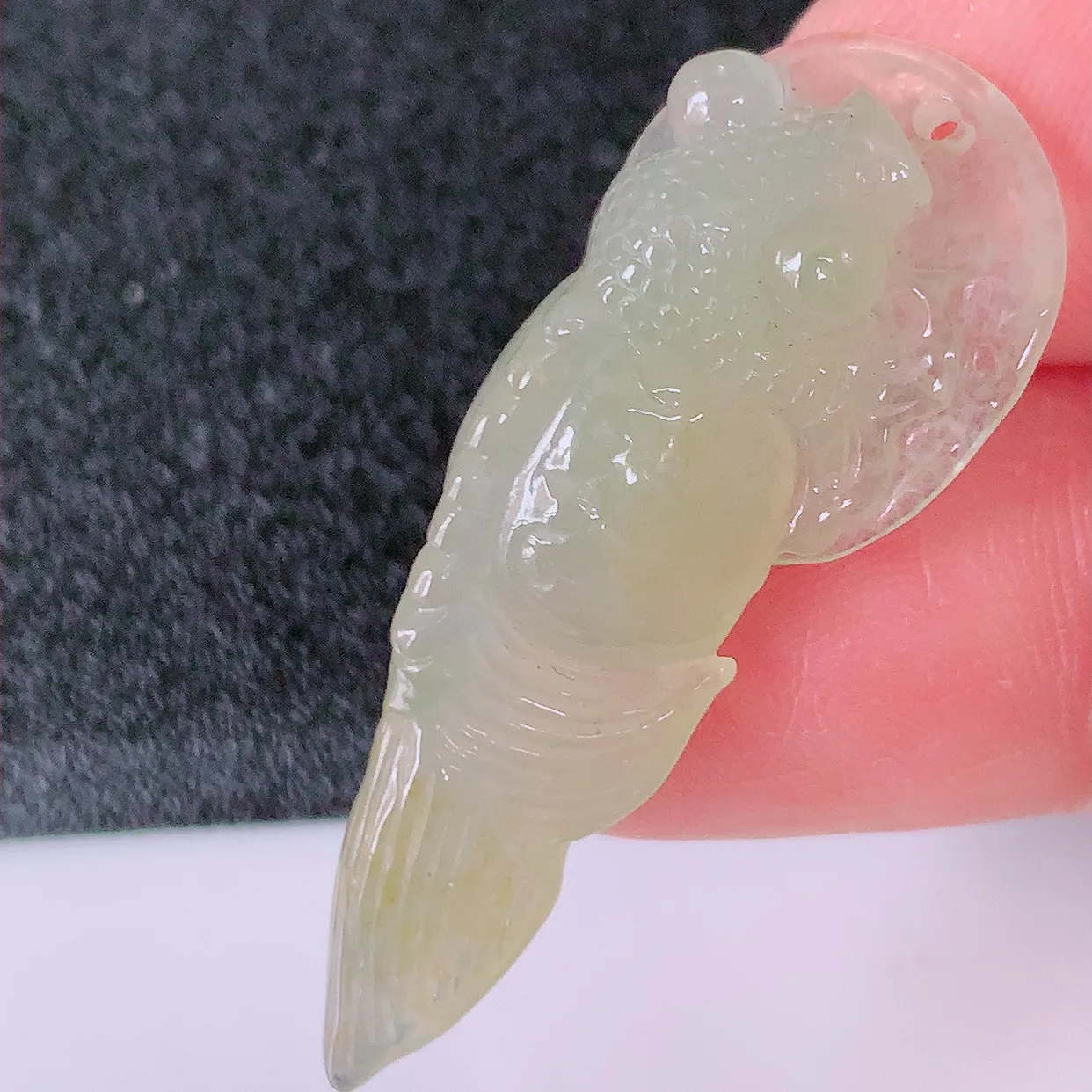 自然光实拍，冰种黄翡翡翠年年有余，自由自在玉吊坠，寓意财源广进，雕工婉约，栩栩如生，佩戴优雅迷人！#81.24