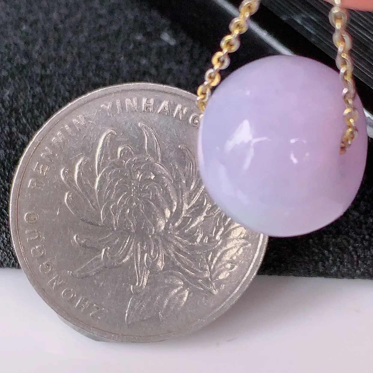 自然光实拍，冰润紫罗兰翡翠路路通吊坠，寓意时来运转、财源滚滚，款式新颖时尚，日常百搭的款！配图银链#57.24