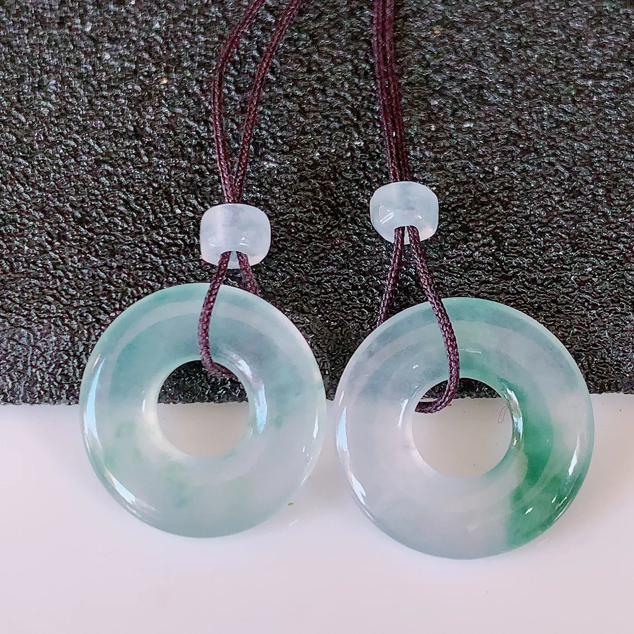 自然光实拍，冰种飘花翡翠一对平安扣耳坠，翠色灵动，玉质细腻，颜色漂亮，品相佳，佩戴佳品！配银线 #1.26尺寸13.2*2.3