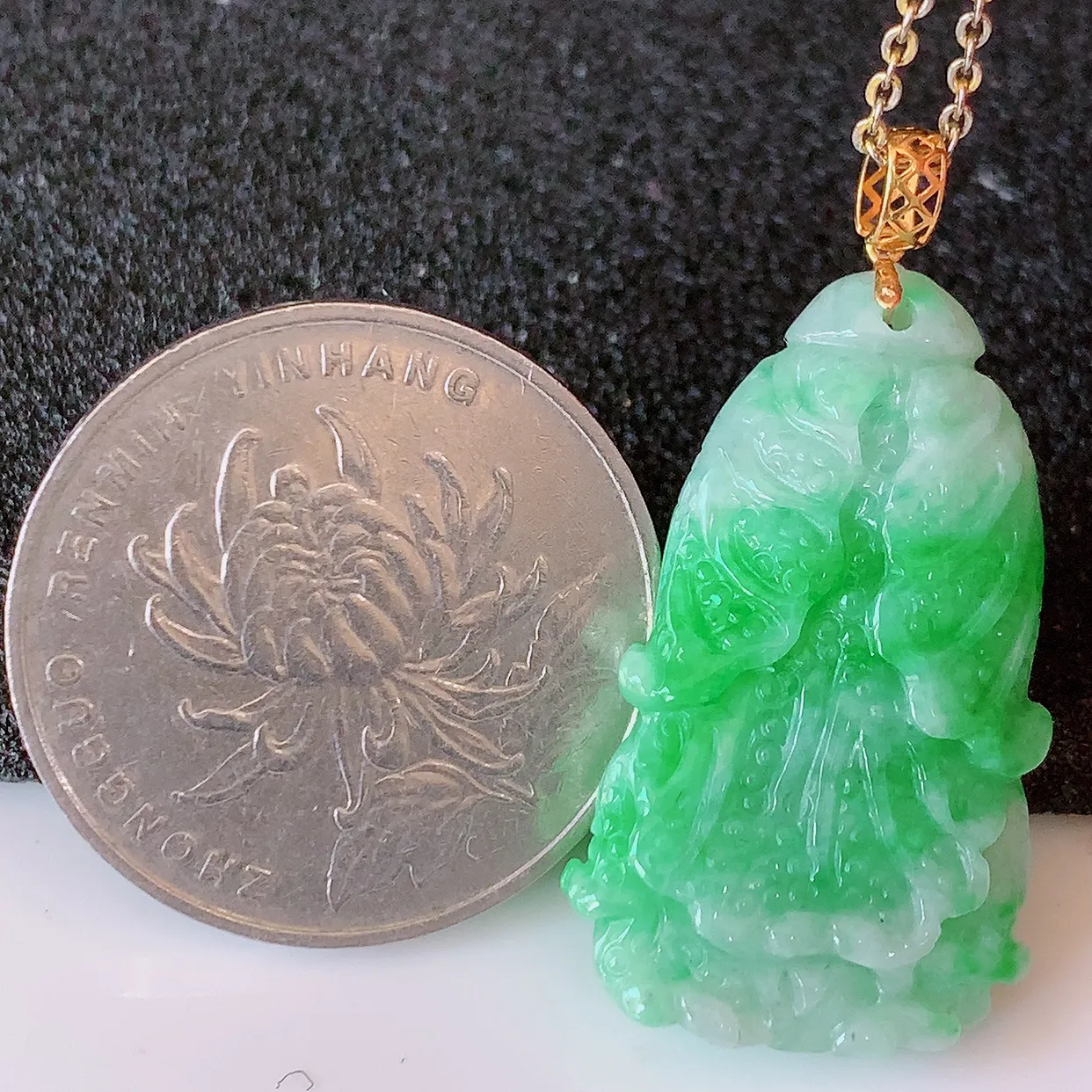 18K金镶嵌冰飘绿翡翠招百财白菜吊坠，百财聚来，财源滚滚，色泽鲜艳，精工水润的白菜，性价比高！#1.26