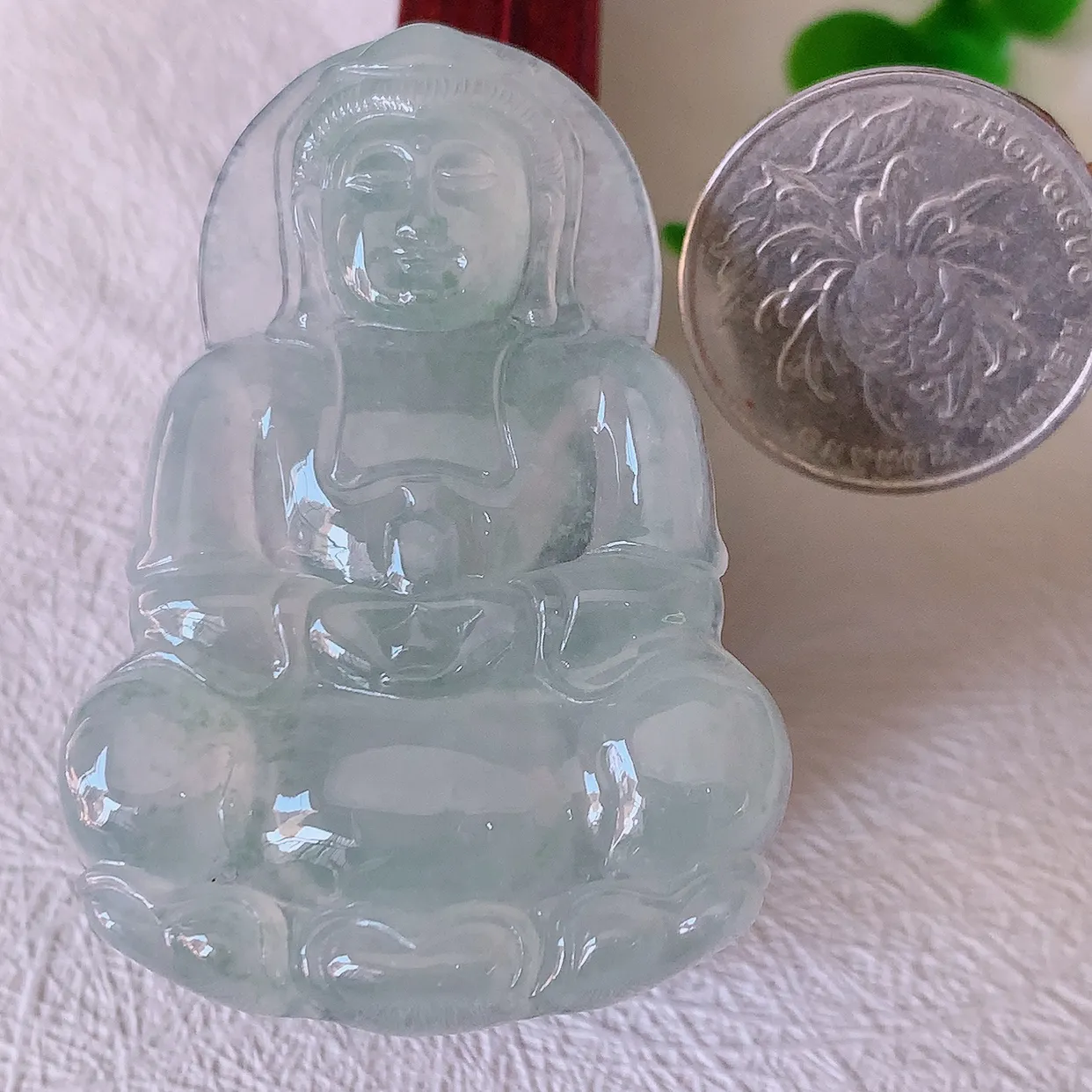 自然光实拍，冰种翡翠正装观音吊坠，赐福翡翠观音，冰透，起强玻璃光泽，观音面相慈祥，雕琢细致，佩戴气质！#60.26