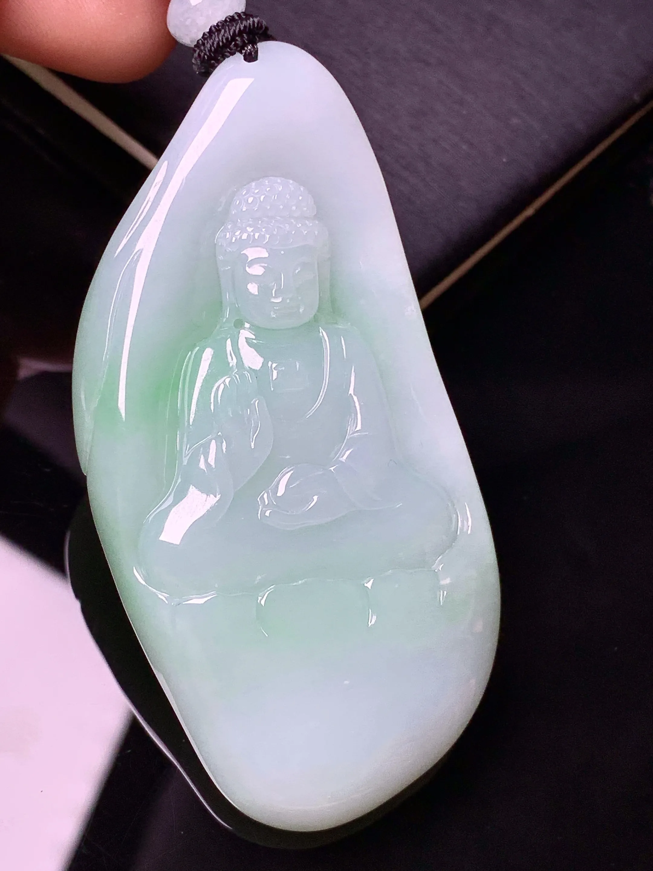 飘绿大日如来佛祖吊坠 玉质细腻 色泽清新艳丽 整体尺寸62.2*30.2*10.5