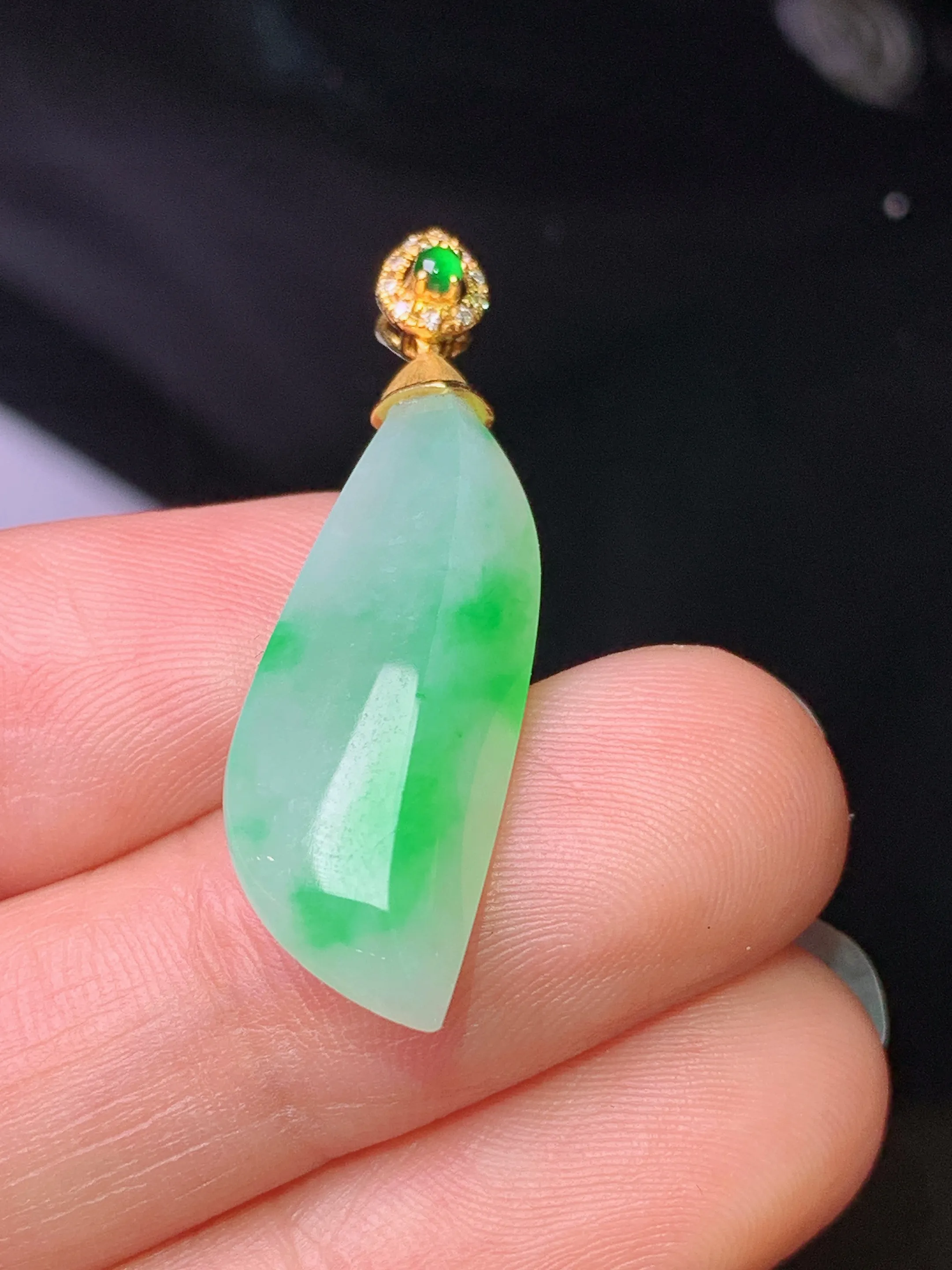 18k金钻镶嵌飘绿随形吊坠 玉质细腻 色泽清新艳丽 整体尺寸34.2*10*6