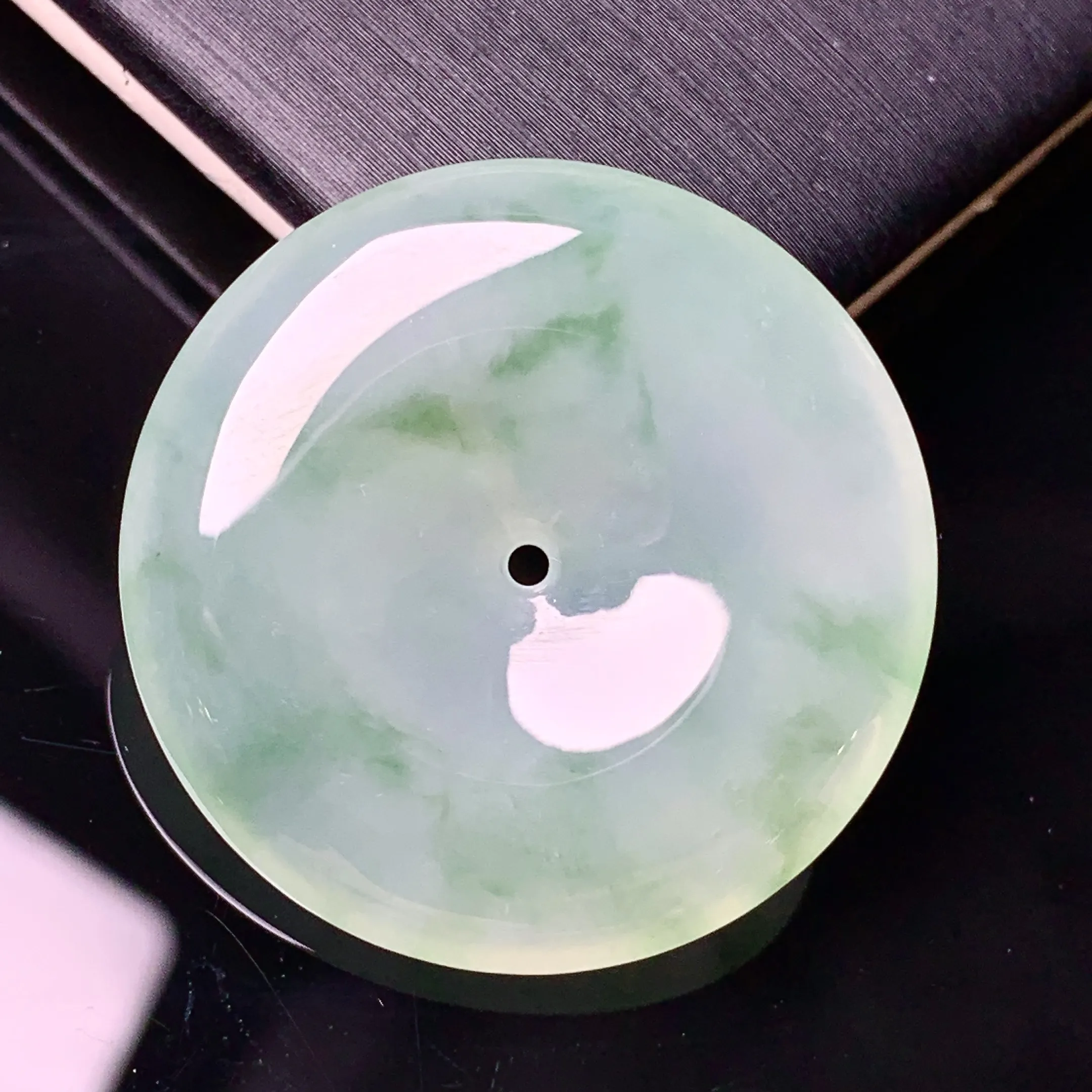 冰种飘绿平安扣吊坠 玉质细腻 色泽清新艳丽 整体尺寸28.7*5.6