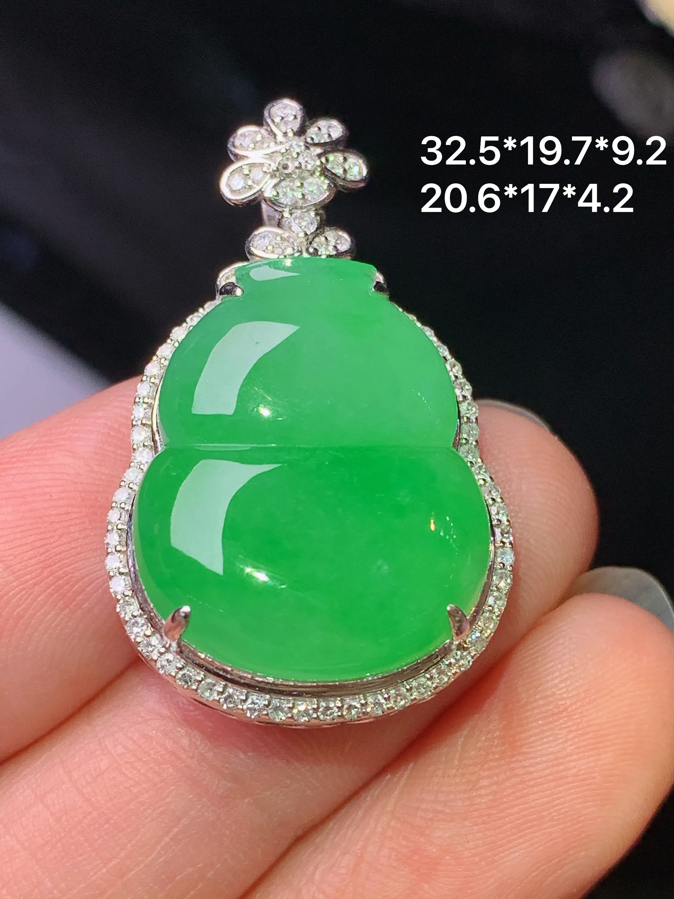 18k金钻镶嵌满绿葫芦吊坠 玉质细腻 色泽清新艳丽 整体尺寸32.5*19.7*9.2