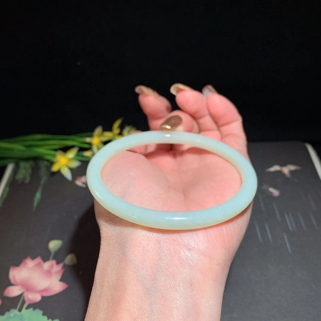 和田玉63.3圈口且末蓝手镯！玉质细腻油润 底色纯净 无裂无黑 脂粉好，品质高。