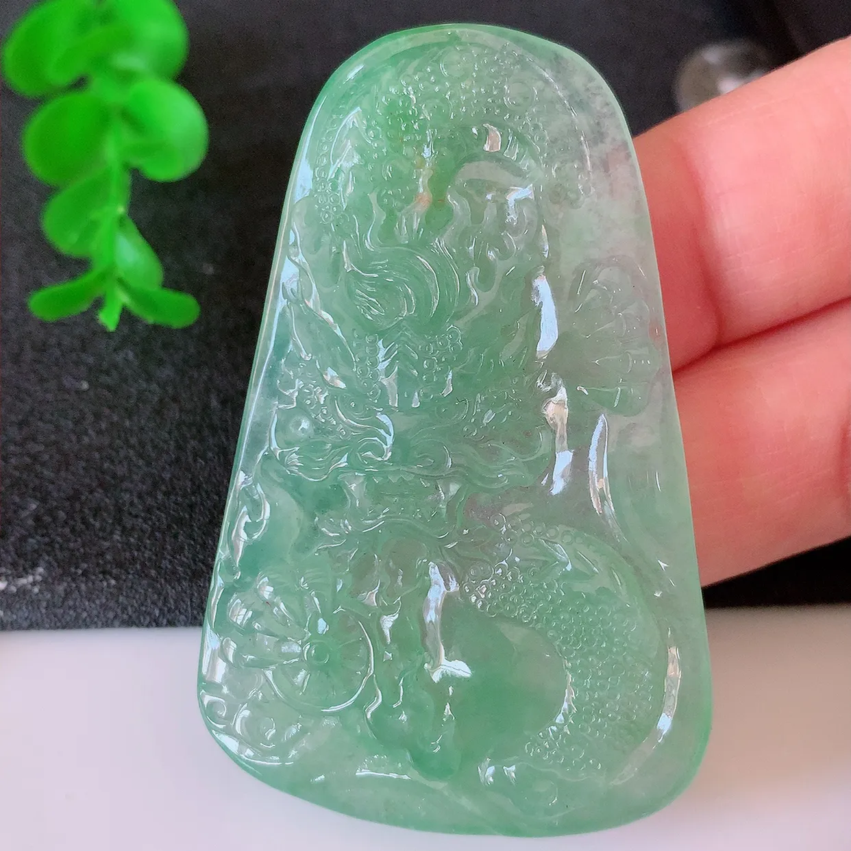 自然光实拍，冰种满绿翡翠龙腾盛世、龙牌吊坠，种水好，雕工立体精致，佩戴霸气时尚！#60.26