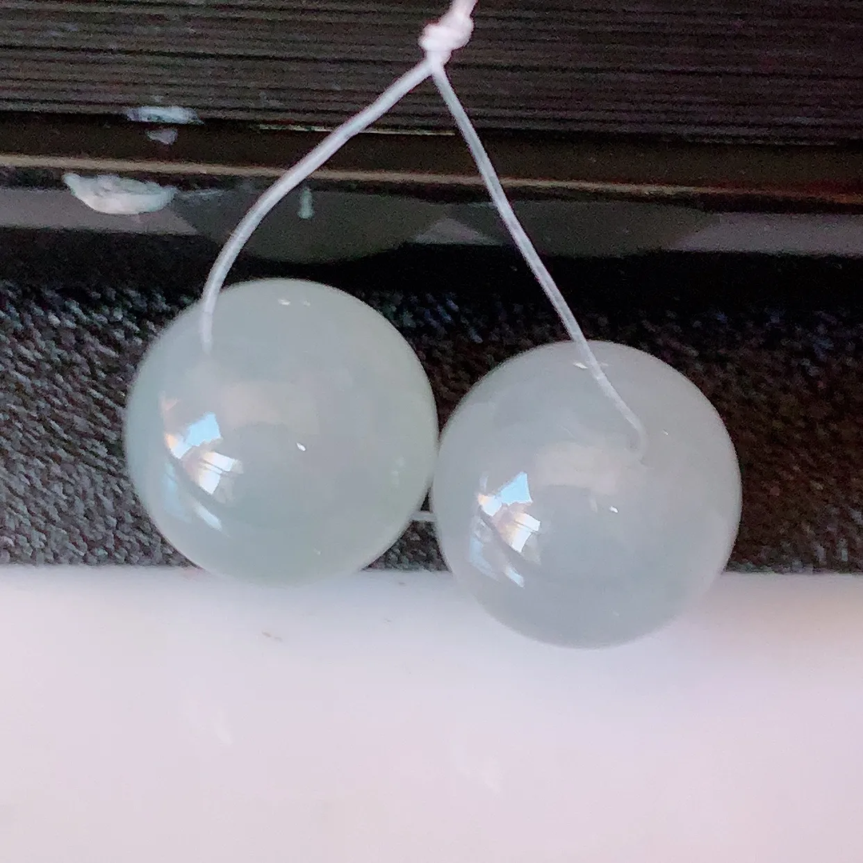 自然光实拍，冰种翡翠一对路路通、转运珠吊坠，寓意“时来运转，财源滚滚” 寓意佳，荧光灼灼，转运珠佩戴时尚优雅！#49.26尺寸11.8