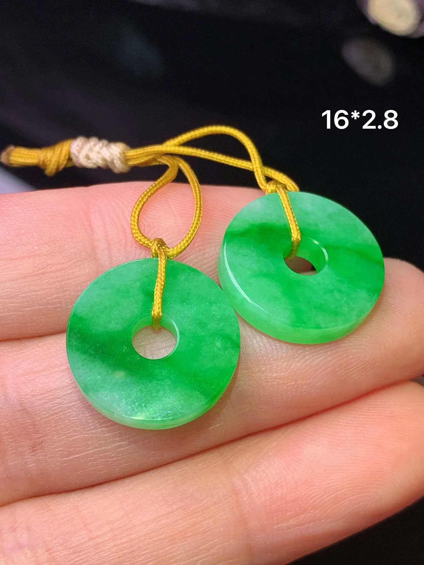 满绿平安扣一对 玉质细腻 色泽清新艳丽 整体尺寸16*2.8