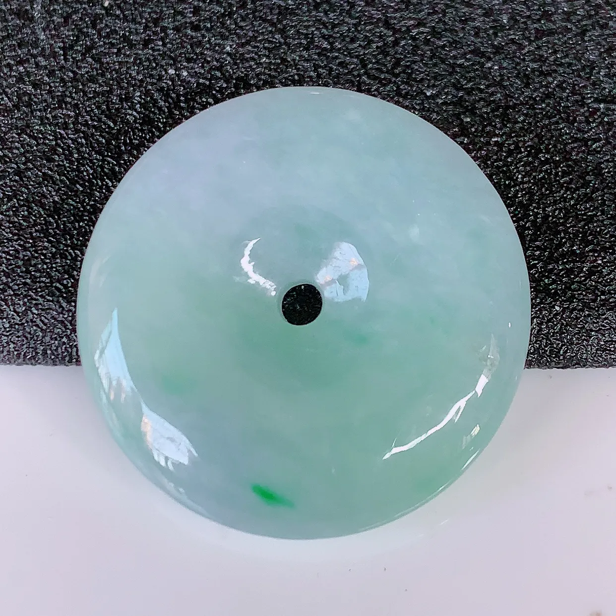 自然光实拍，冰飘绿翡翠平安扣吊坠，玉扣，平安是福；很美的料子，平安扣佩戴优雅迷人！#57.23